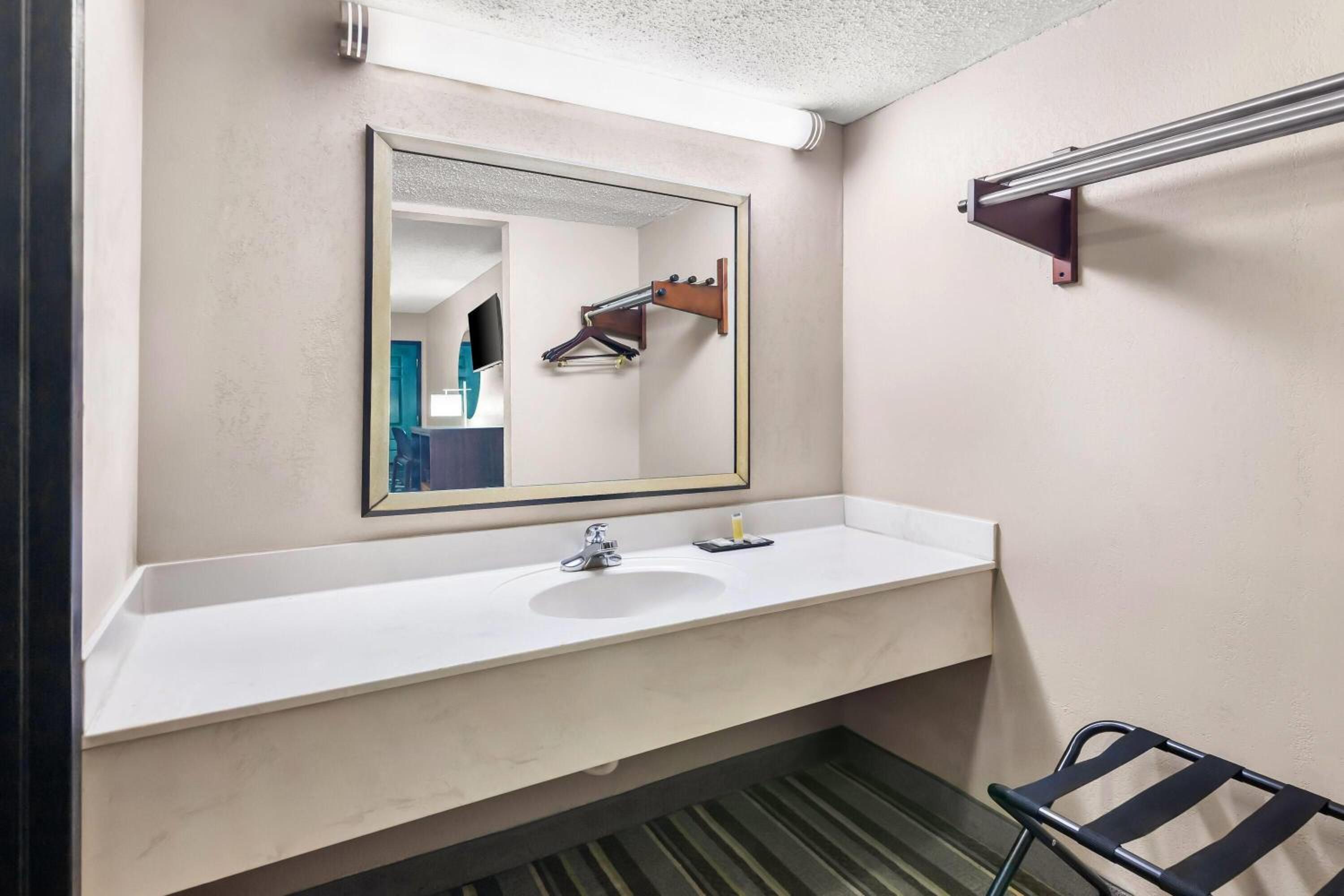 King Room - Non-Smoking - Photo 1