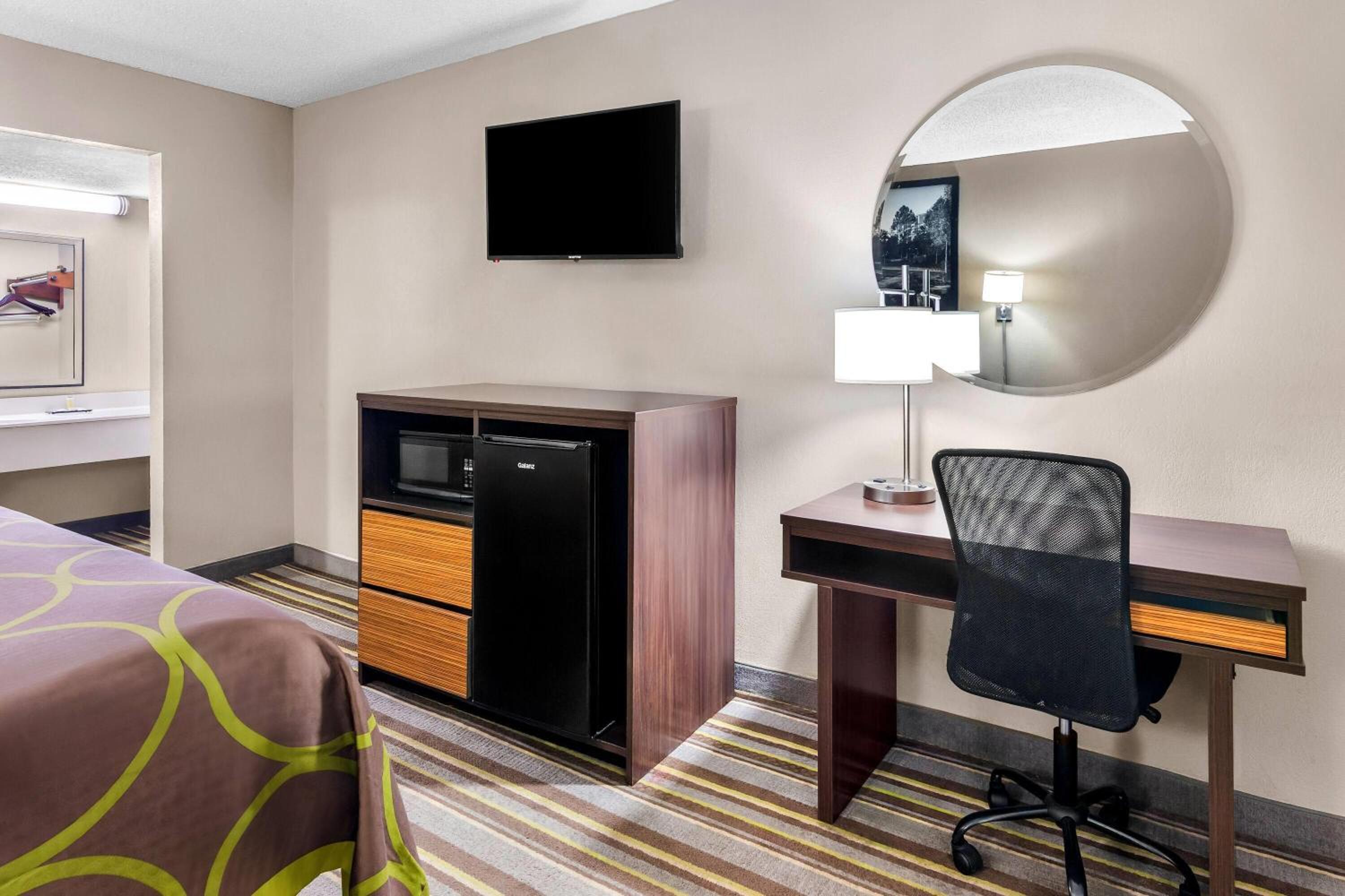 King Room - Non-Smoking - Photo 6
