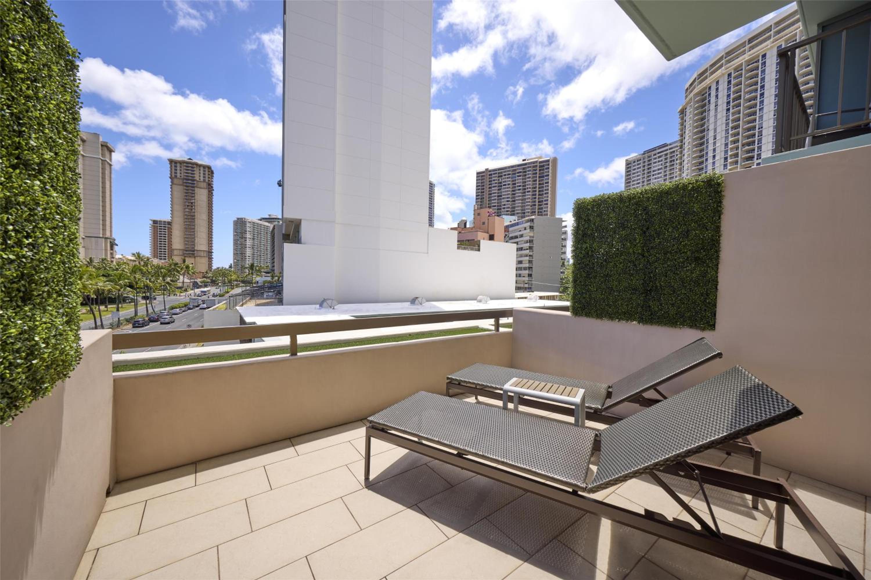King Room with City View - Lounge Lanai - Photo 1