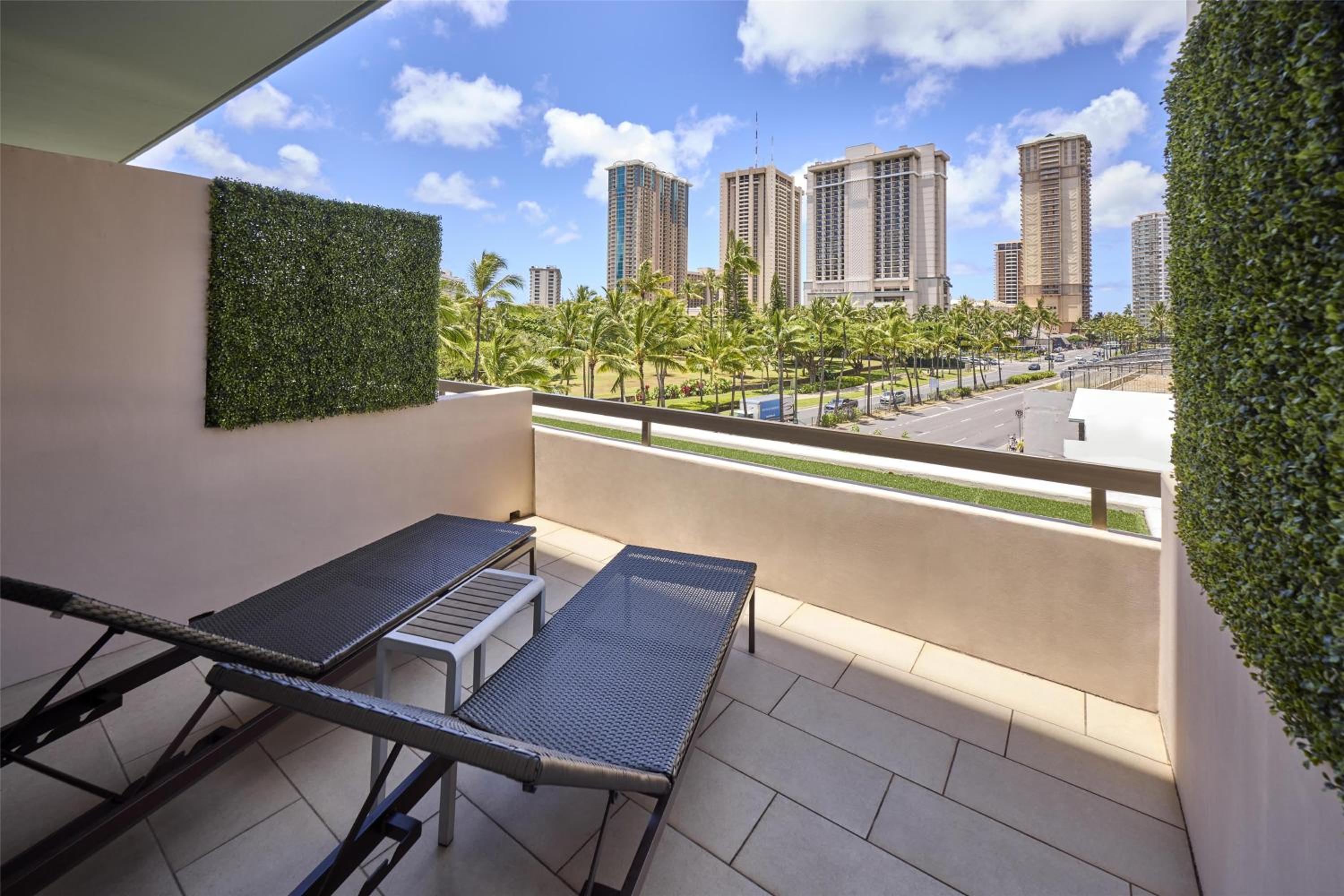 King Room with City View - Lounge Lanai - Photo 2