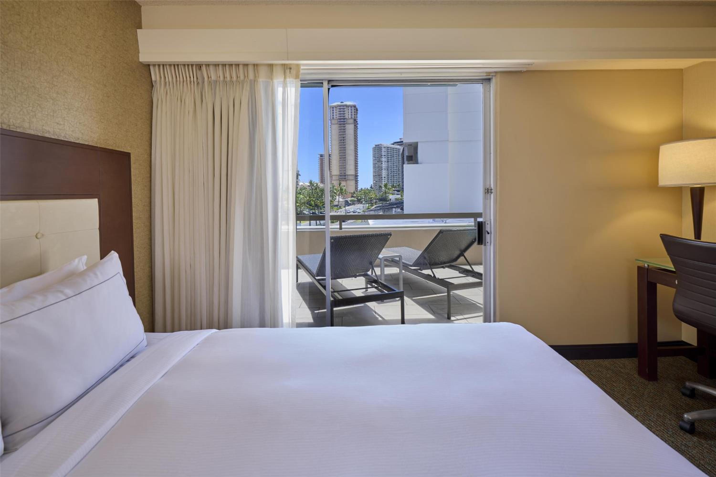 King Room with City View - Lounge Lanai - Photo 3