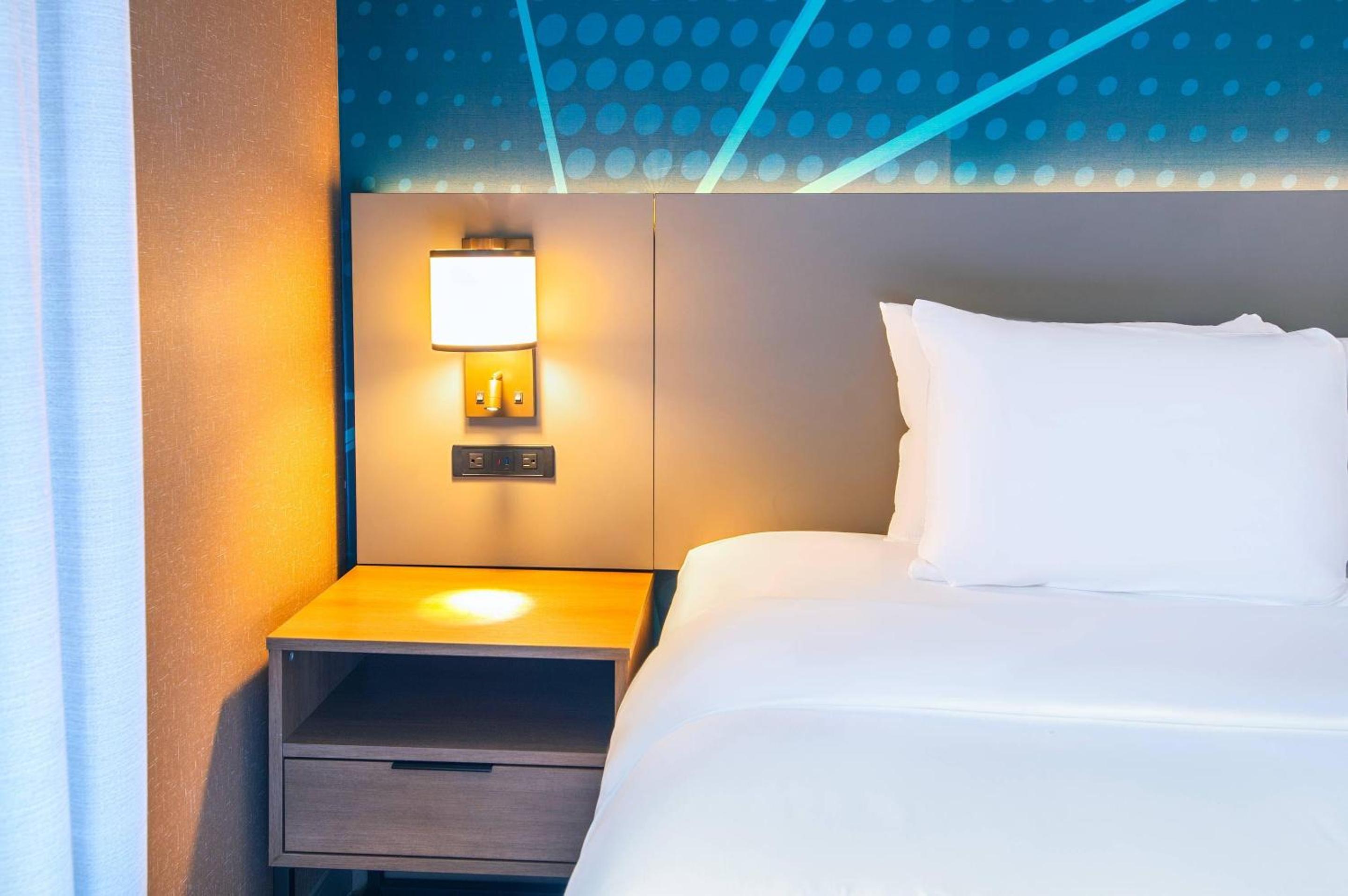 King Suite with Living room - Disability Access/Non Smoking