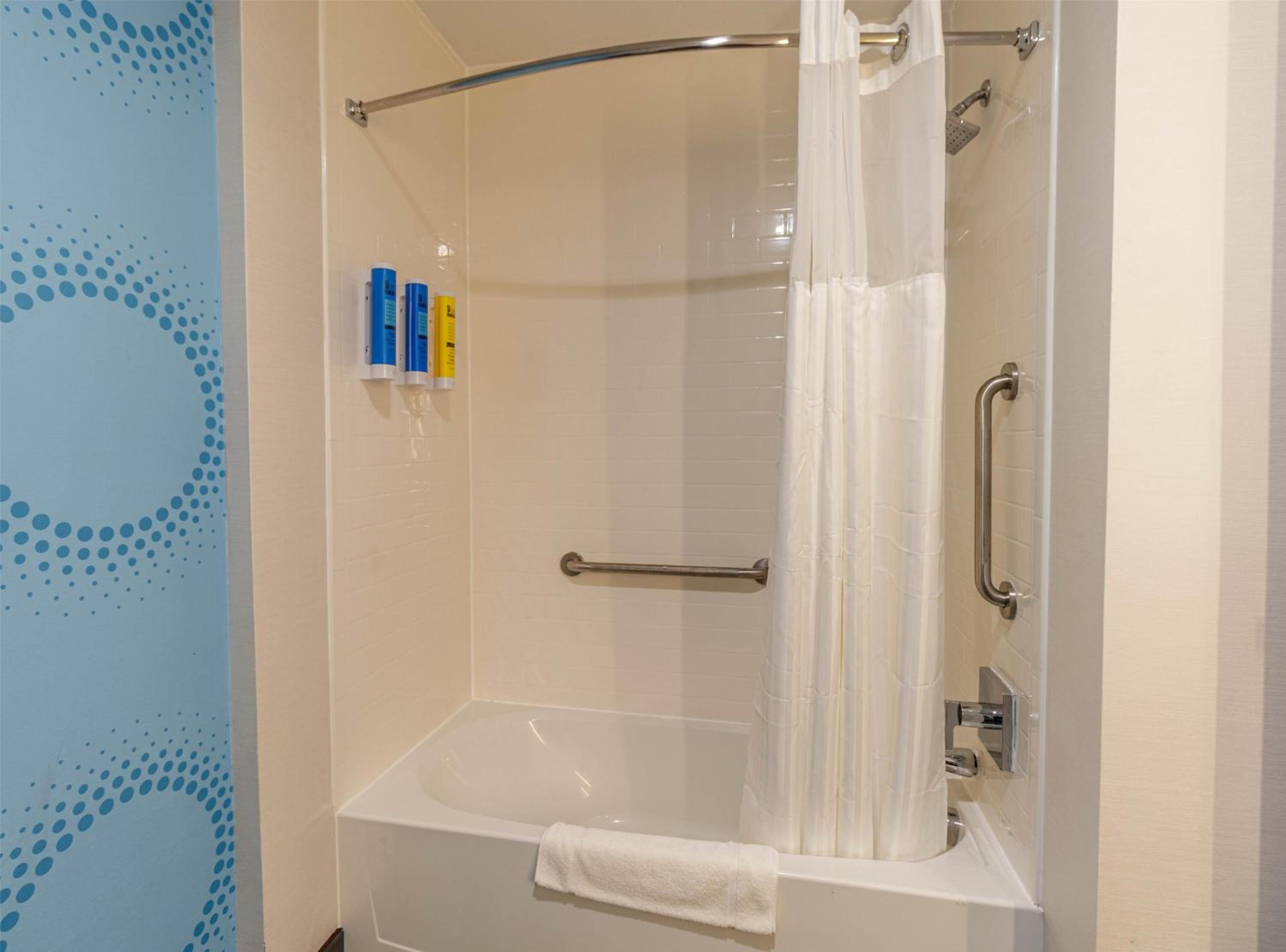 Queen Room With Two Queen Beds - Mobility And Hearing Access - Photo 1