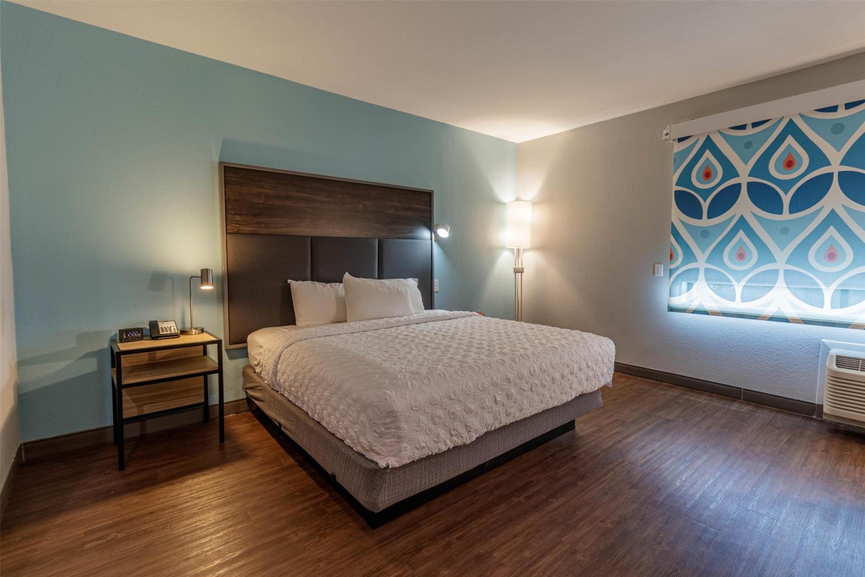 King Room With Walk-In Shower - Photo 1