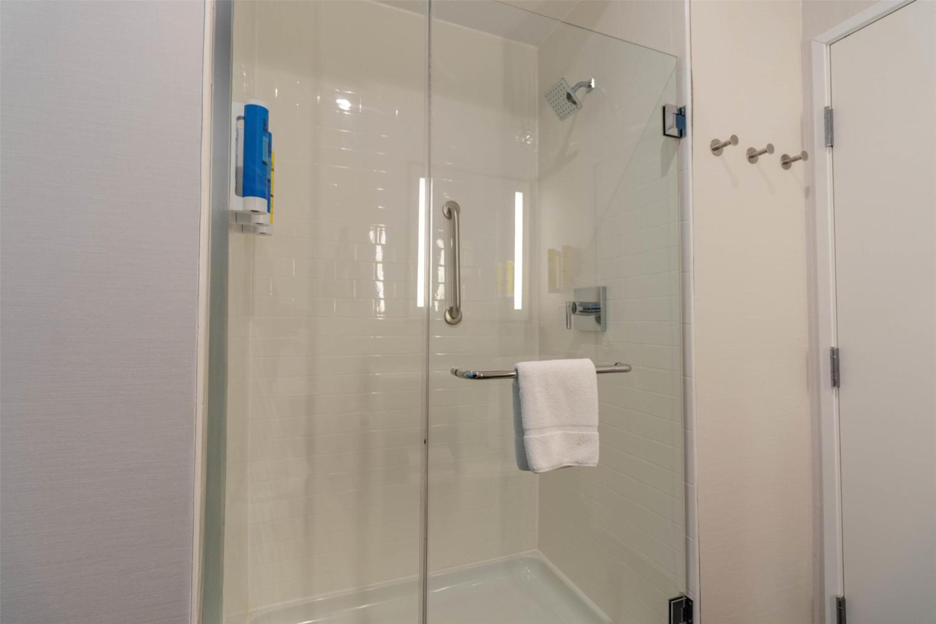 King Room With Walk-In Shower - Photo 3