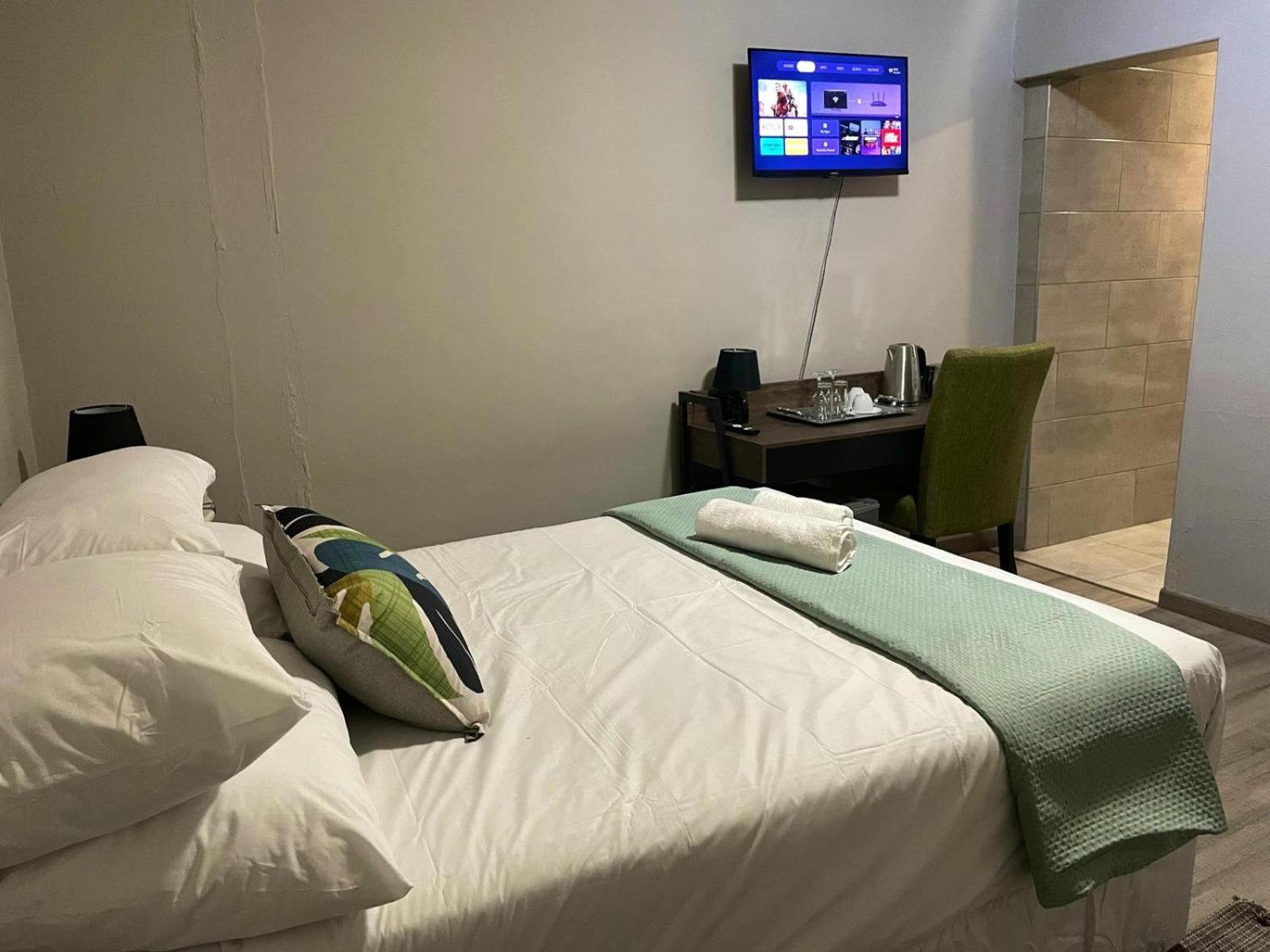 Queen Room with Pool View photo 3
