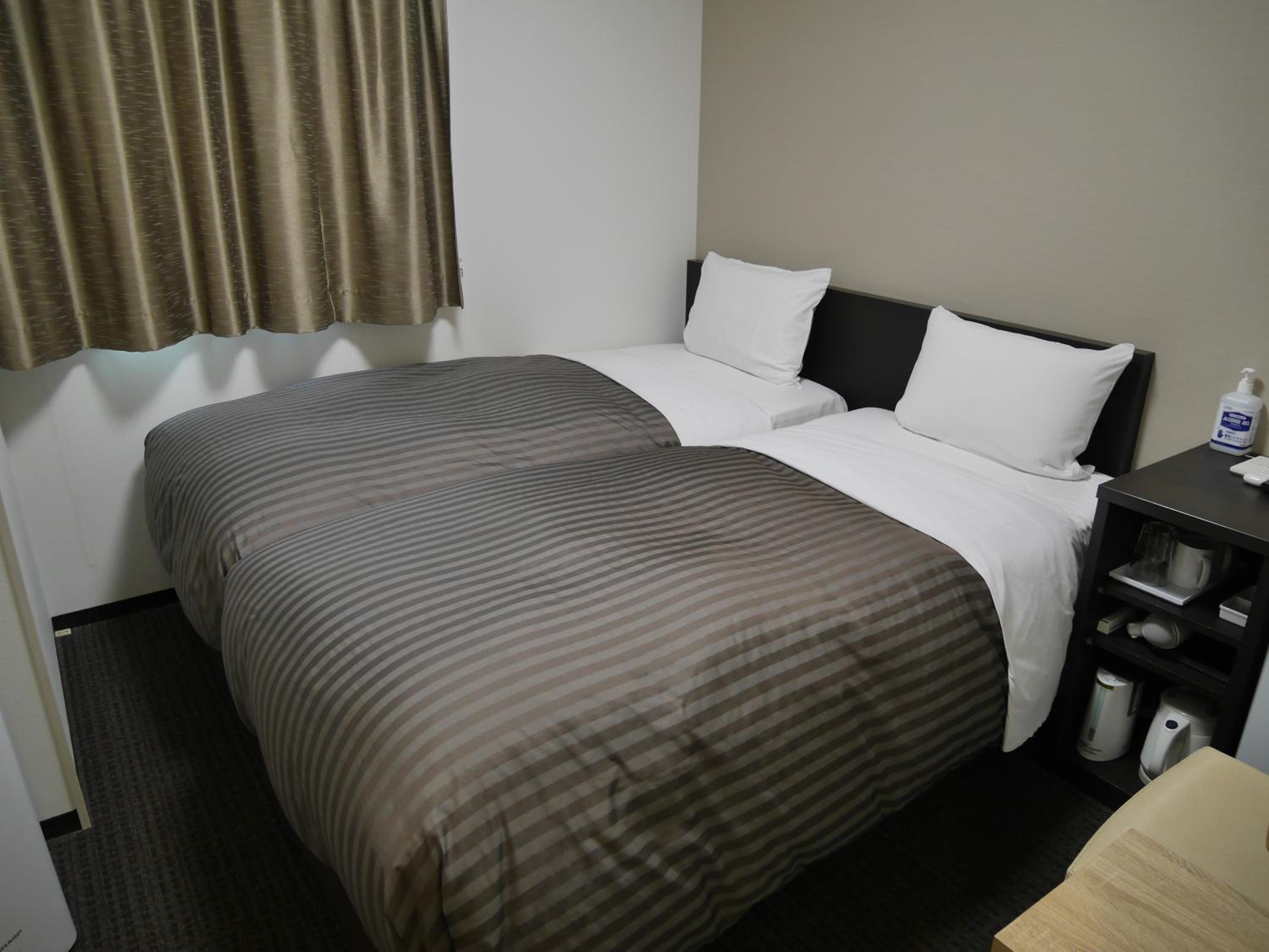 Small Twin Room - Photo 4