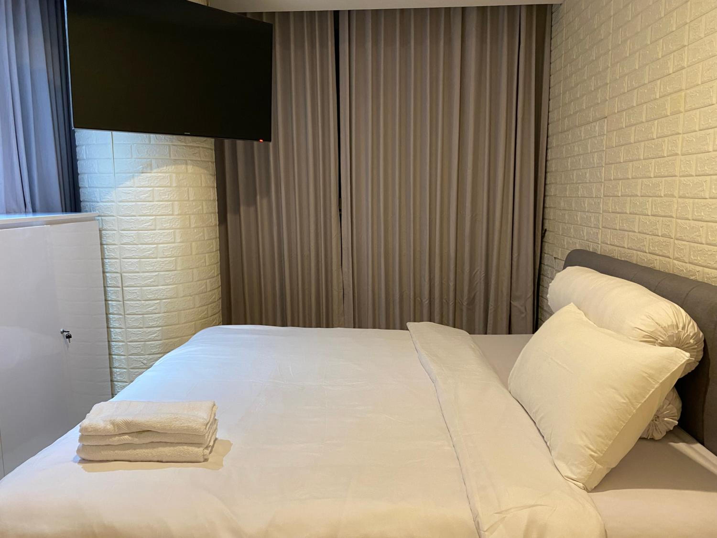 Three-Bedroom Deluxe Apartment - Photo 2