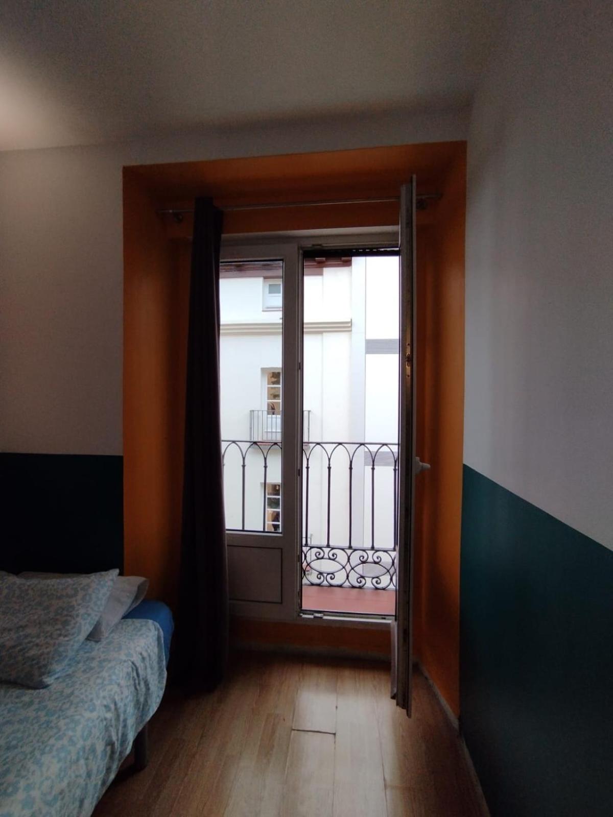 Single Bed in Mixed Dormitory Room