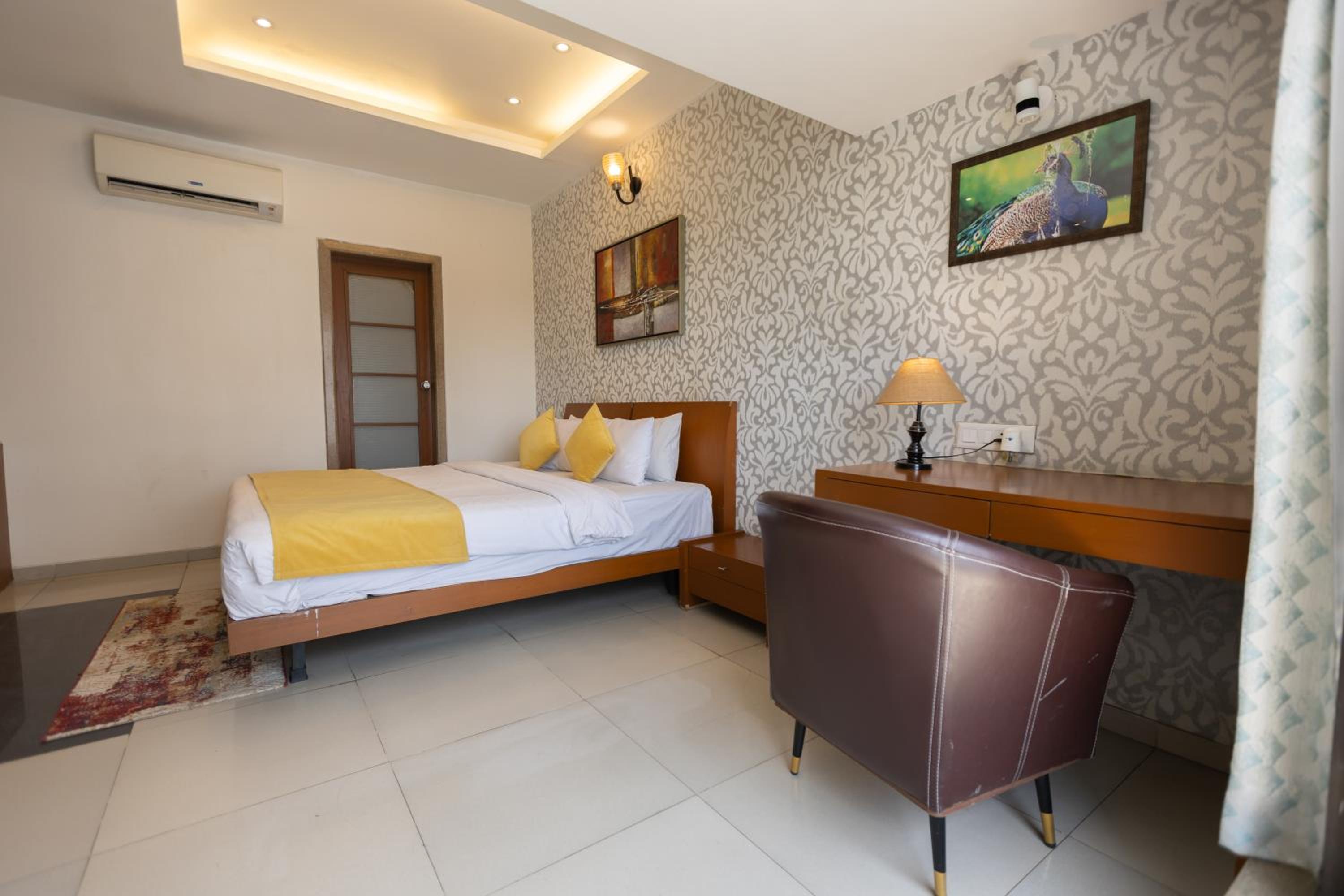 Suite - Photo 11