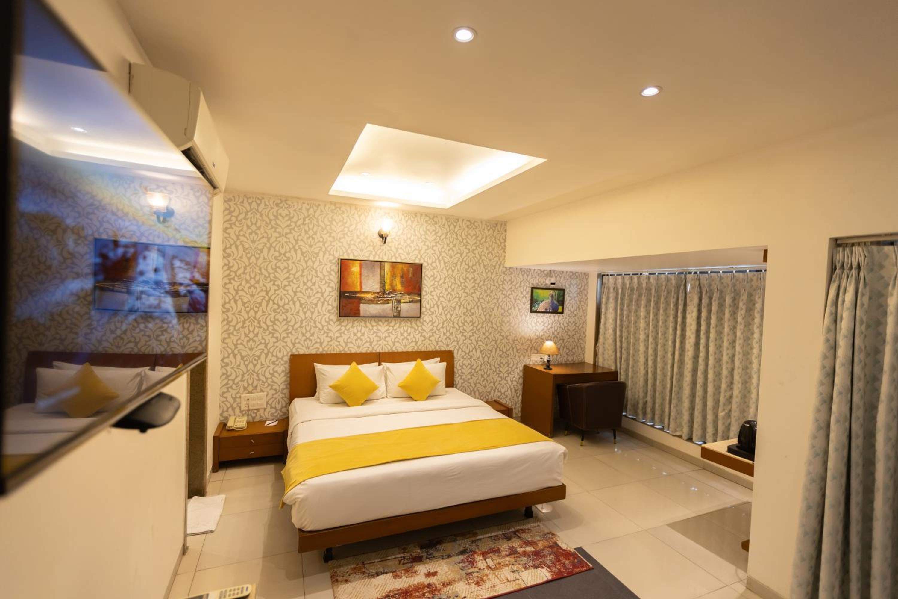 Suite - Photo 15
