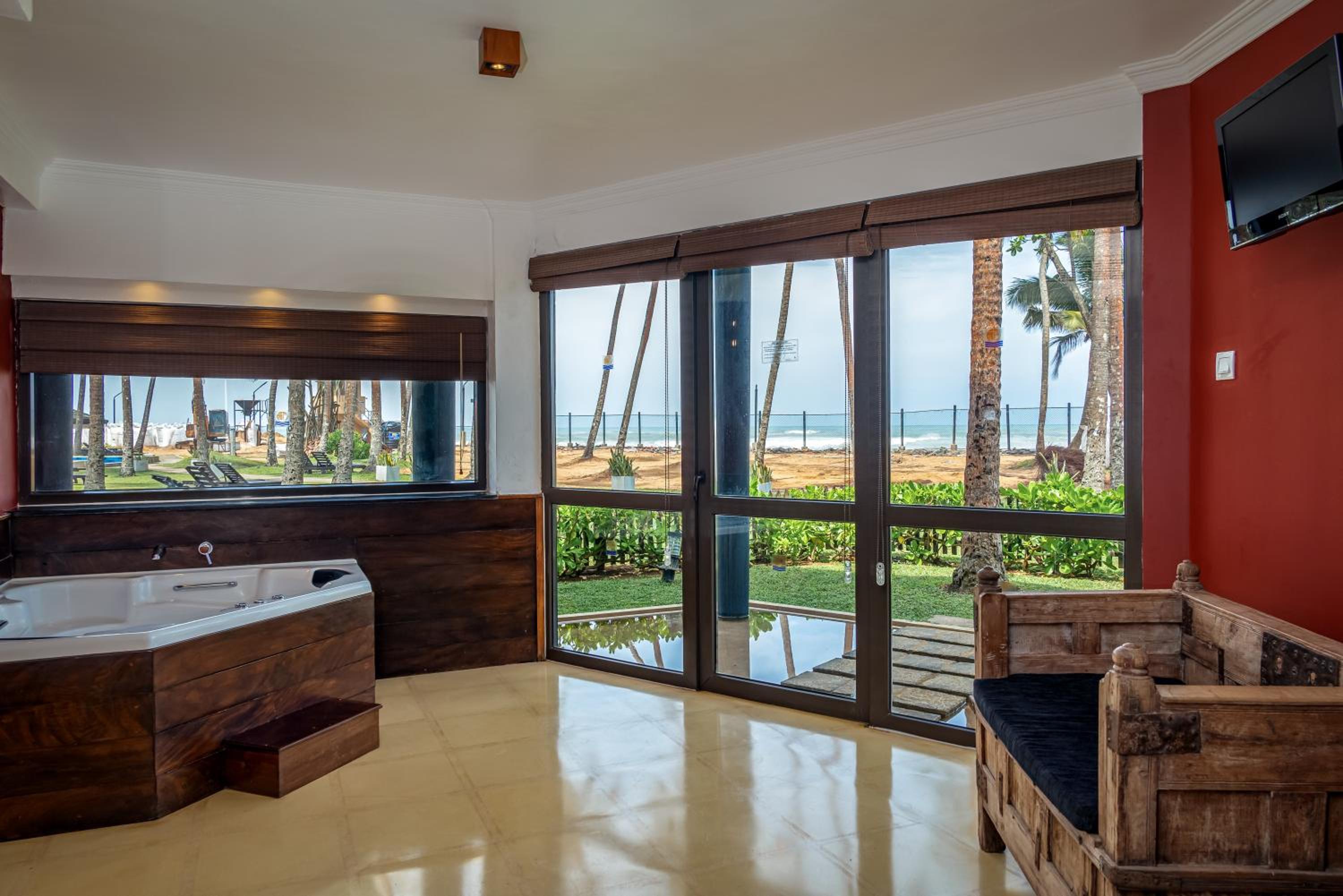 Suite with Hot Tub photo 2