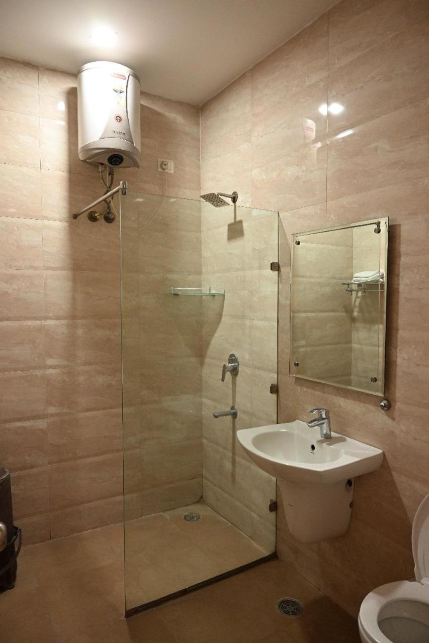 Queen Room photo 2