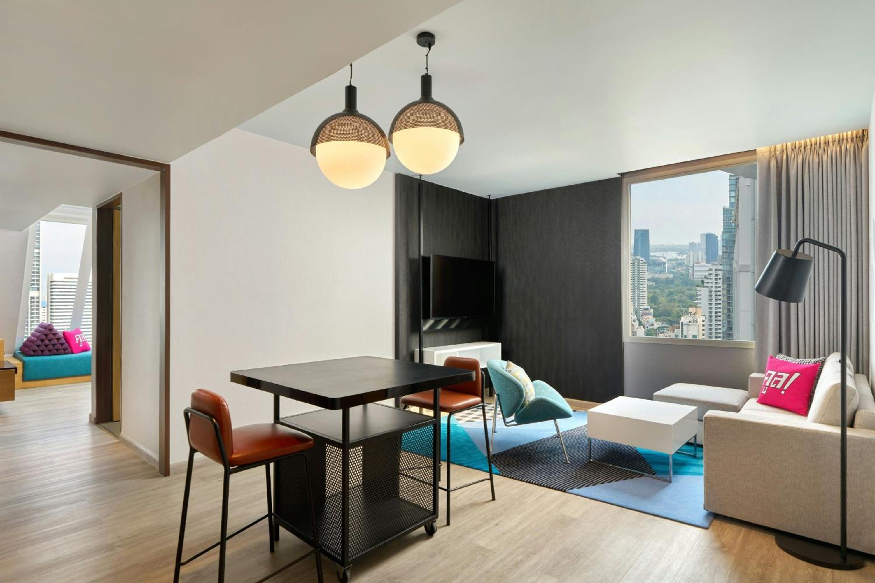 One-Bedroom Vibrant King Suite photo 3
