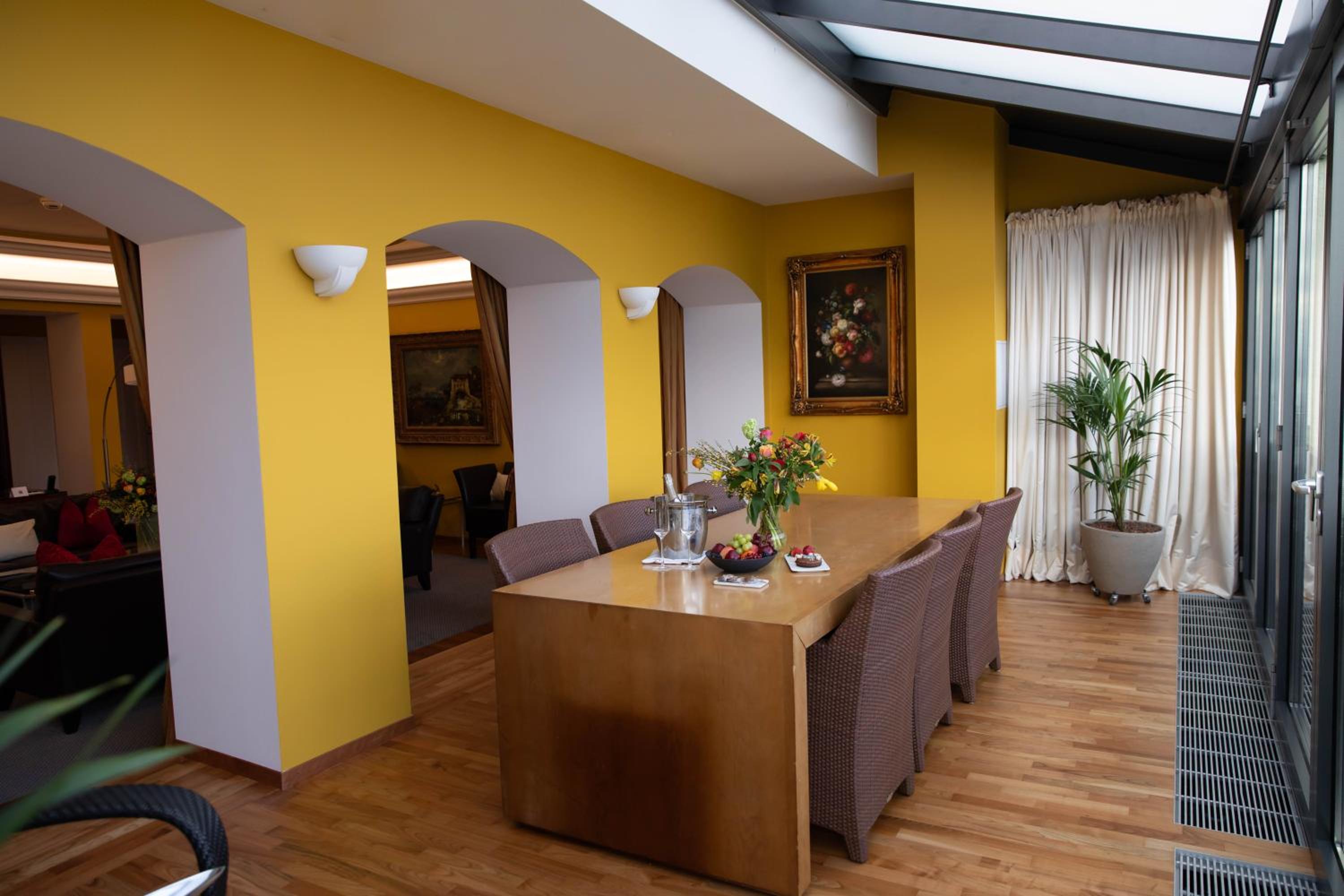 Royal Suite, 2 bedrooms, balcony and lake view photo 2