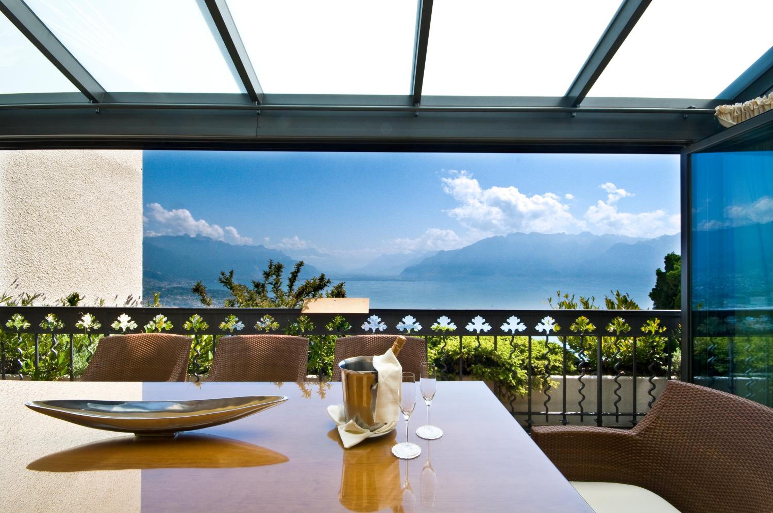 Royal Suite, 2 bedrooms, balcony and lake view photo 1