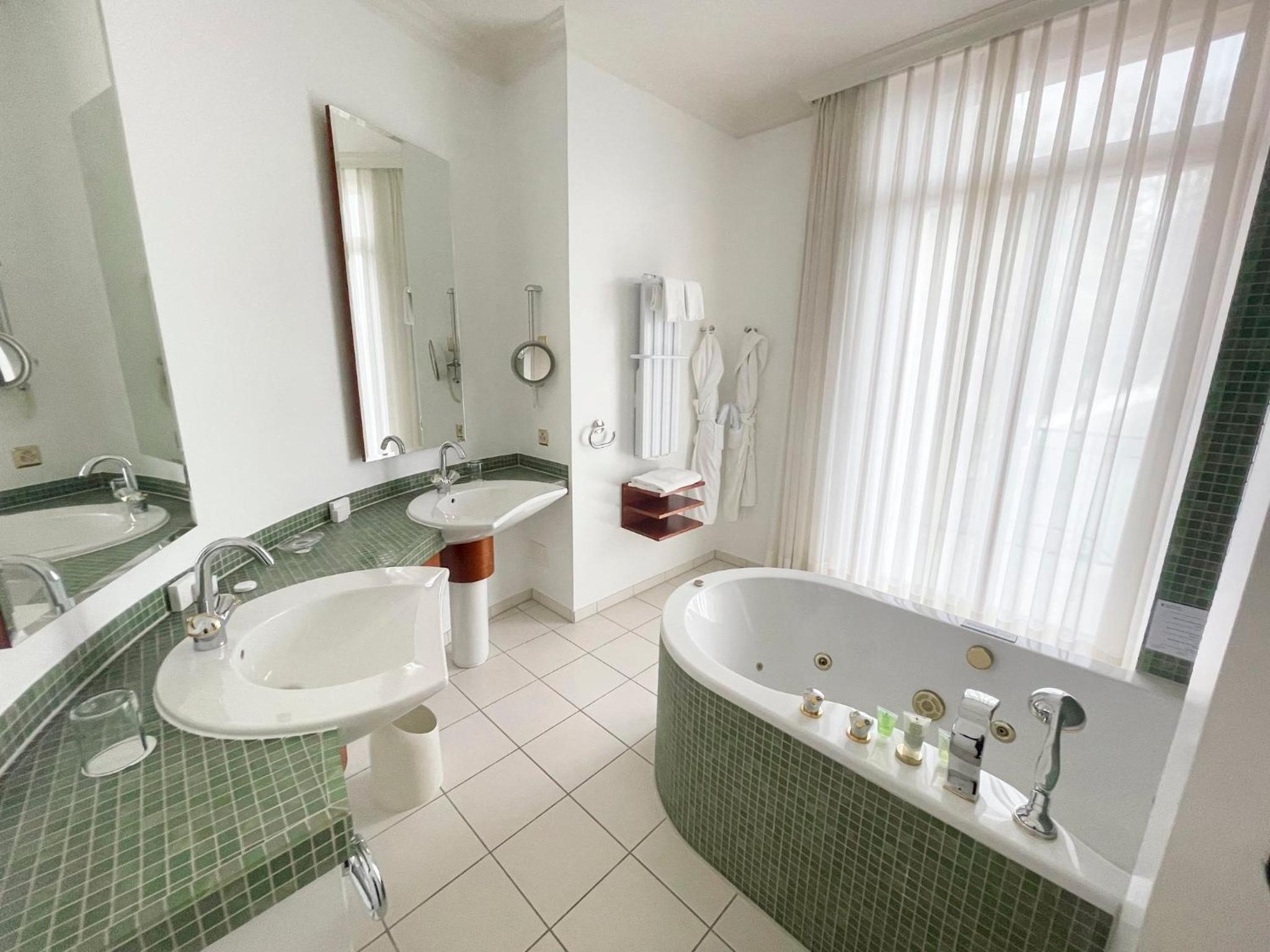 Royal Suite, 2 bedrooms, balcony and lake view