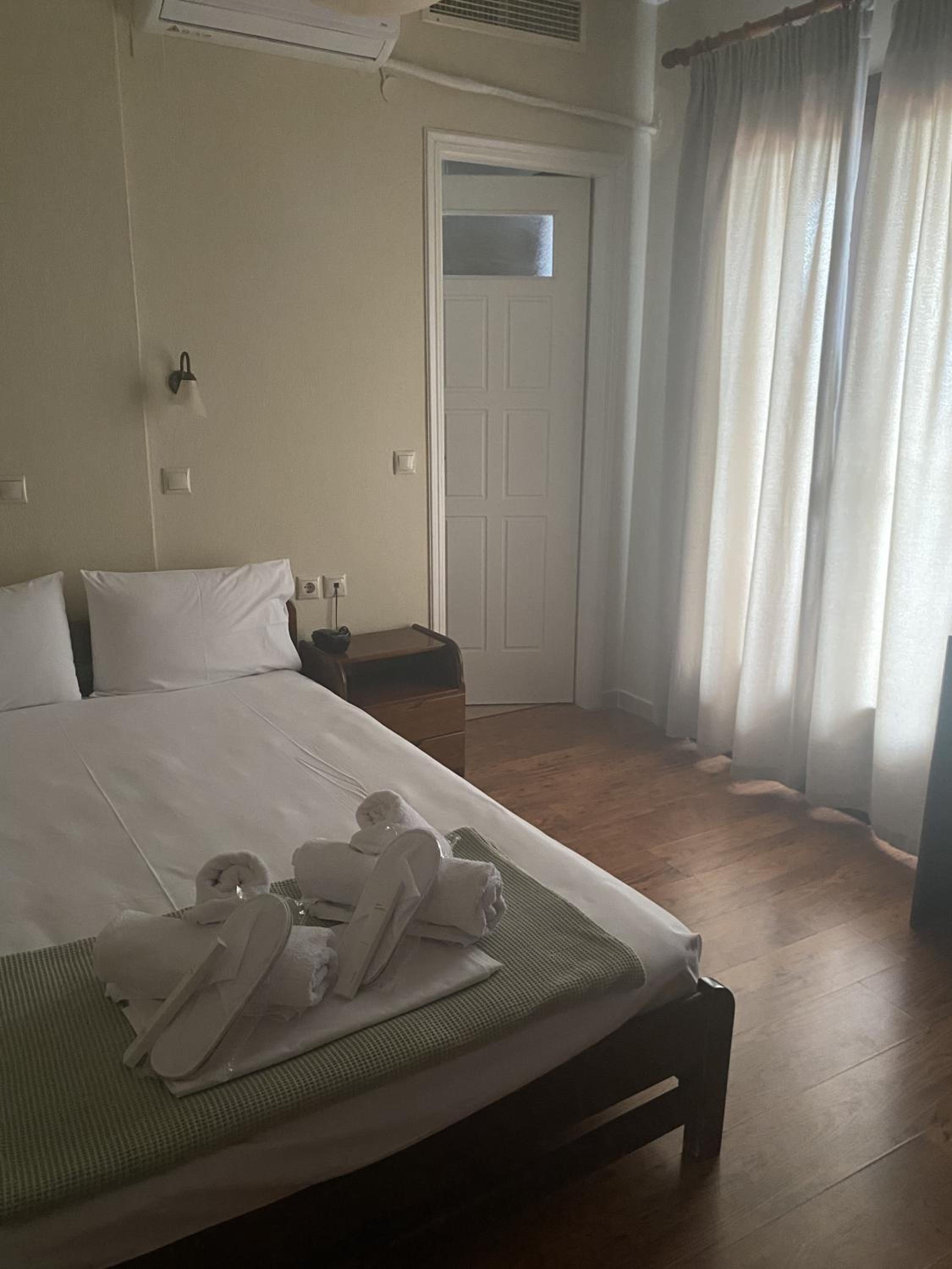 Double or Twin Room with Lake View - Photo 5