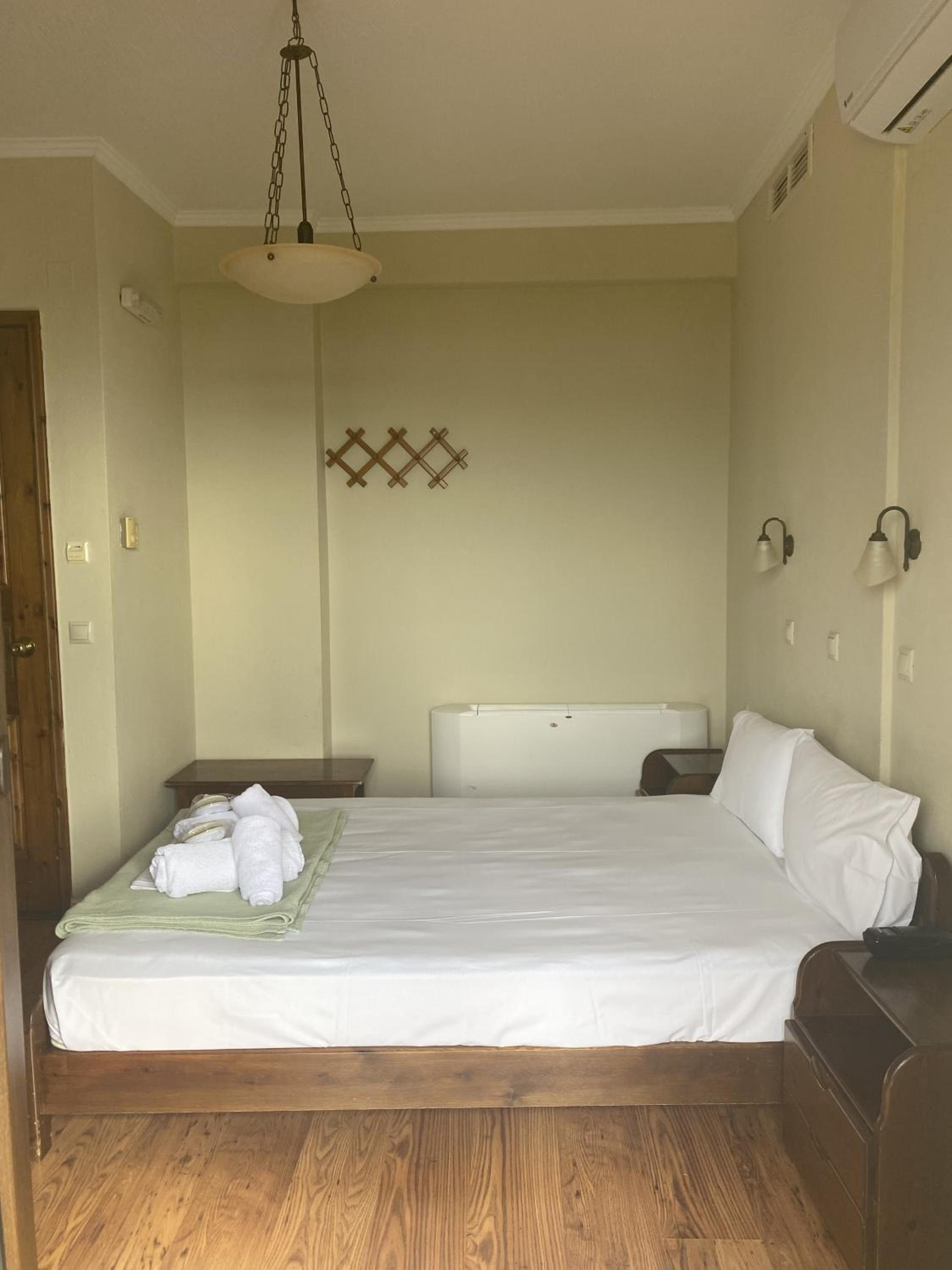Double or Twin Room with Lake View - Photo 1