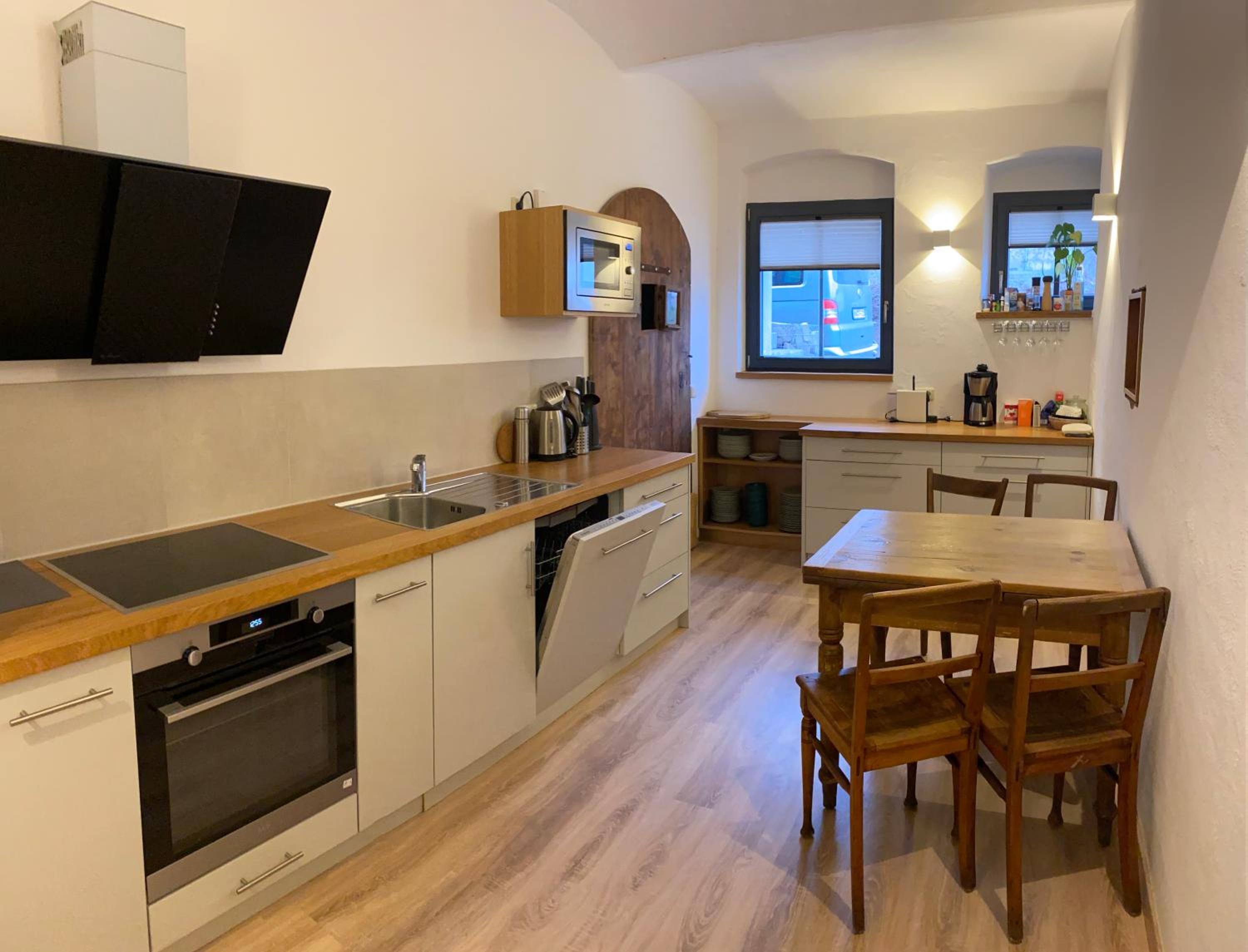 Eight-Bedroom House photo 3
