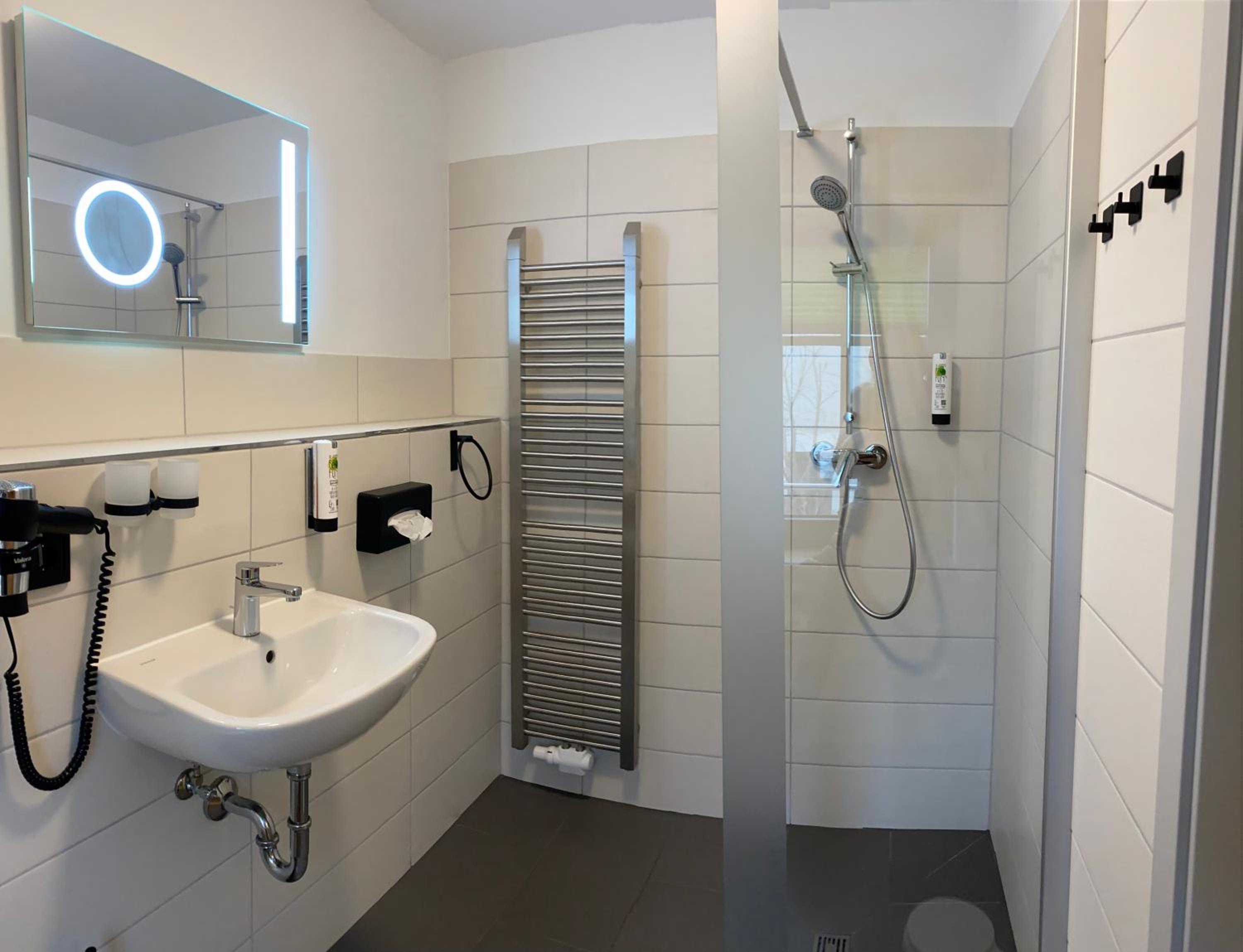 Eight-Bedroom House photo 2