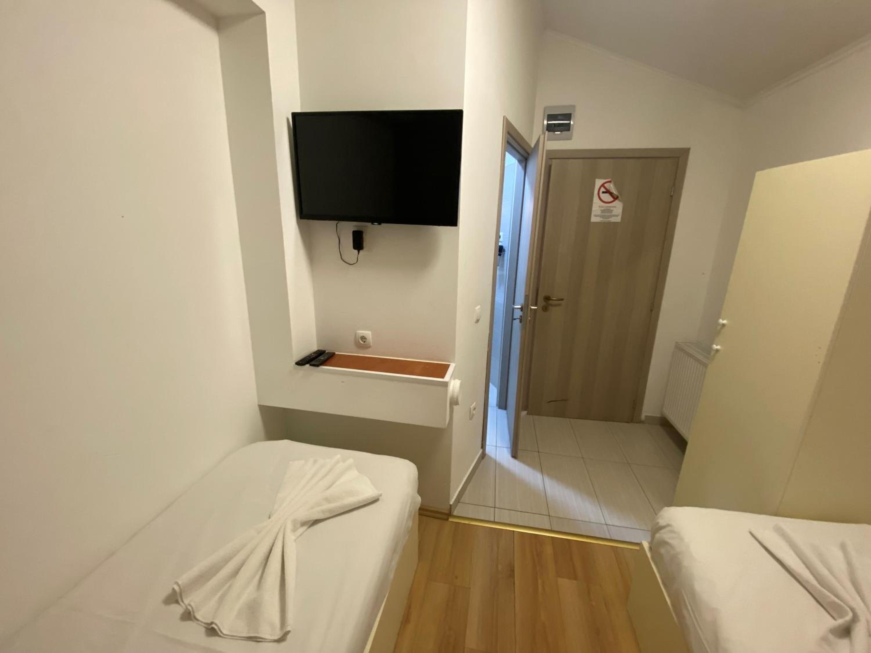 Economy Double Room - Photo 8