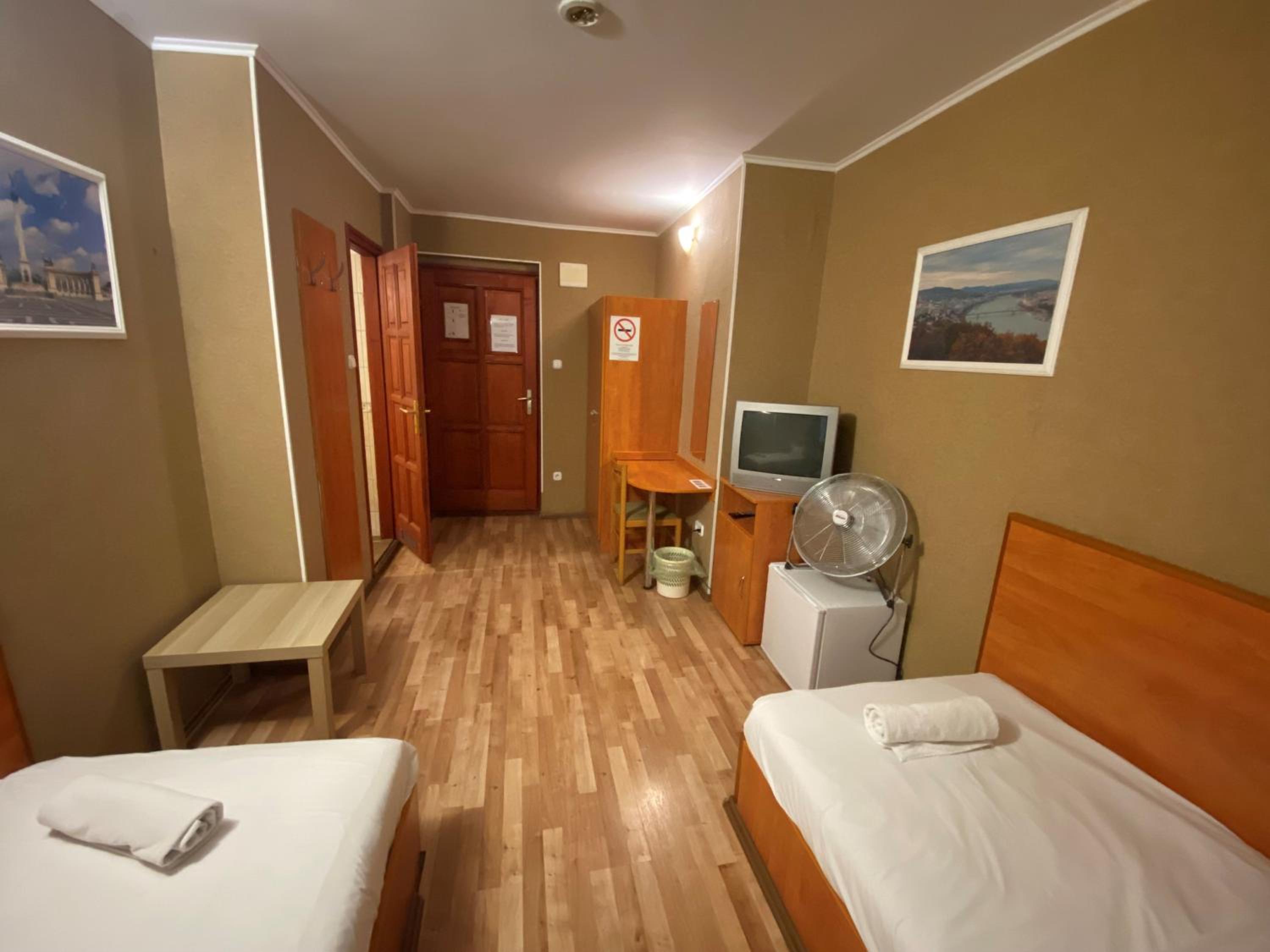 Economy Double Room - Photo 7