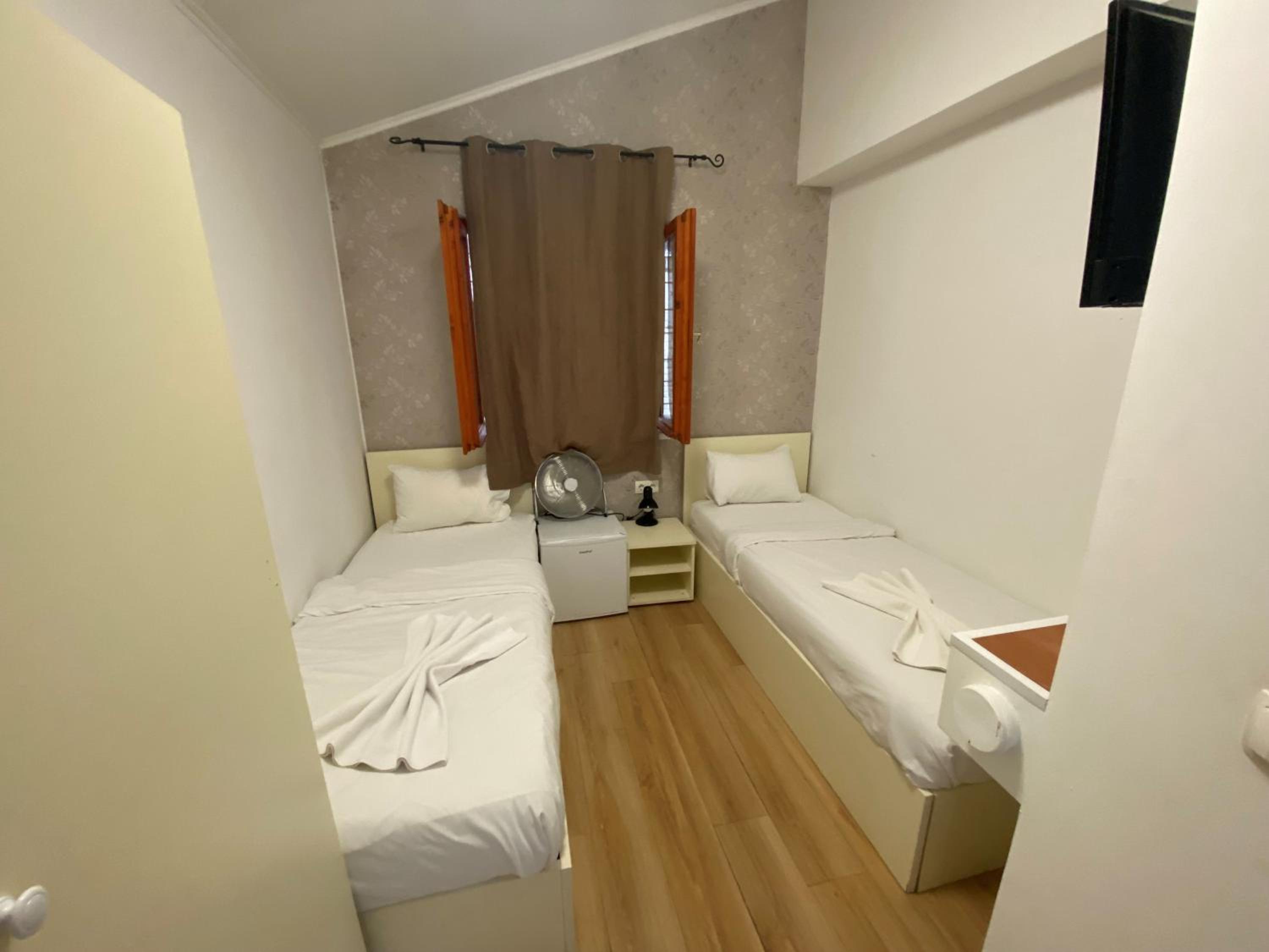 Economy Double Room - Photo 9
