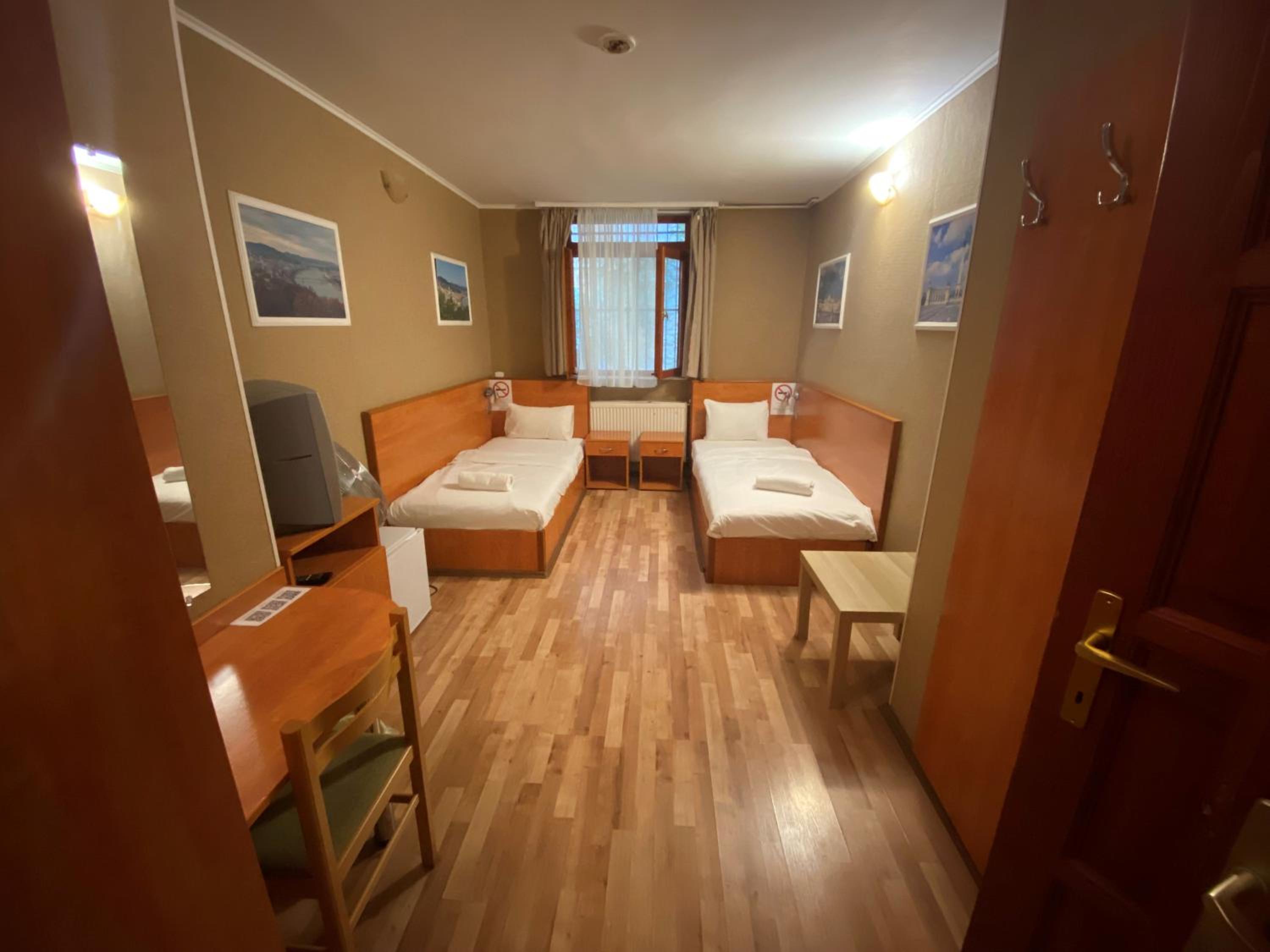 Economy Double Room thumbnail 6