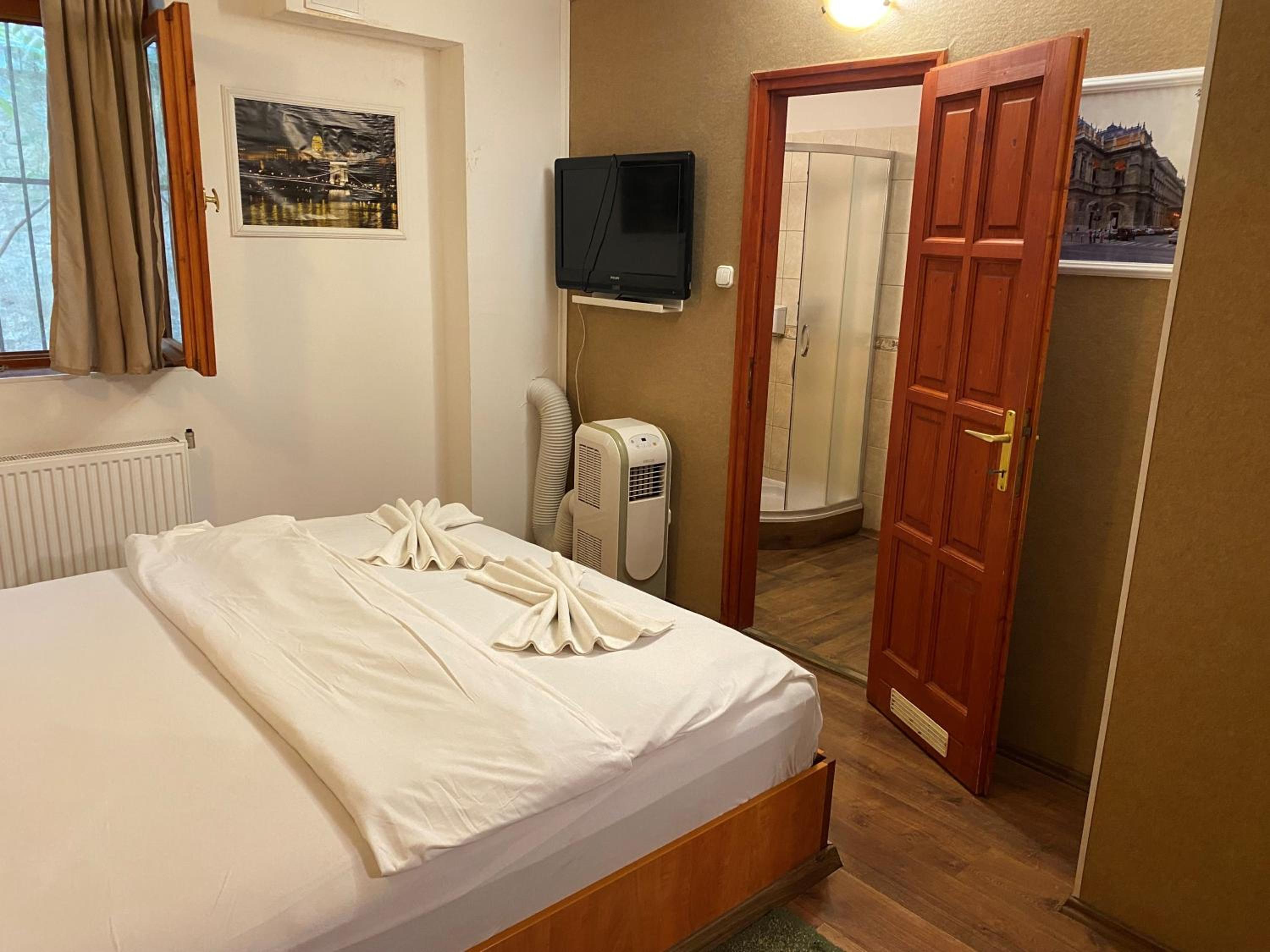 Economy Double Room - Photo 14