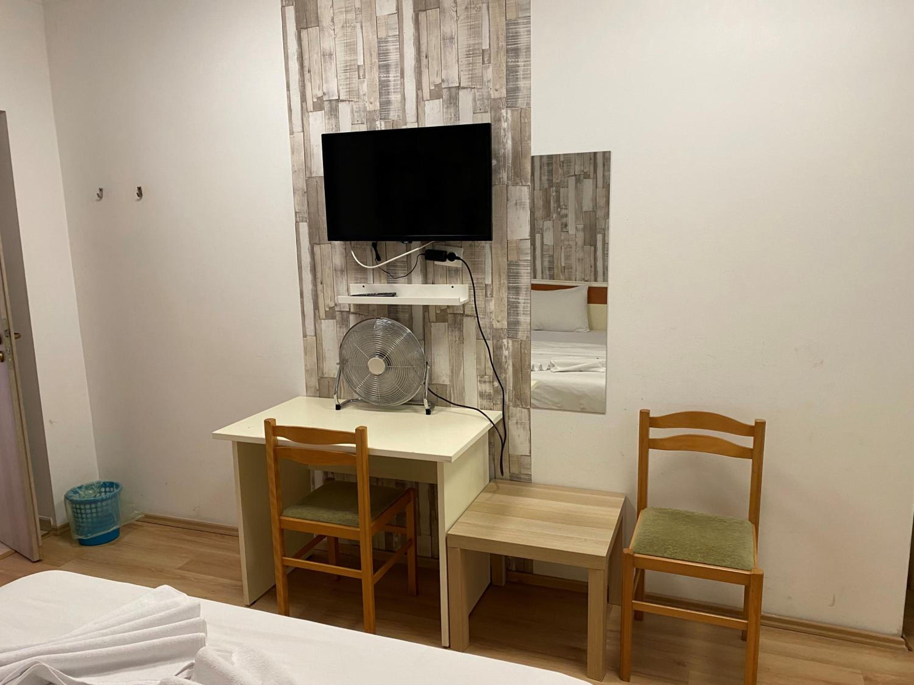 Economy Double Room - Photo 11