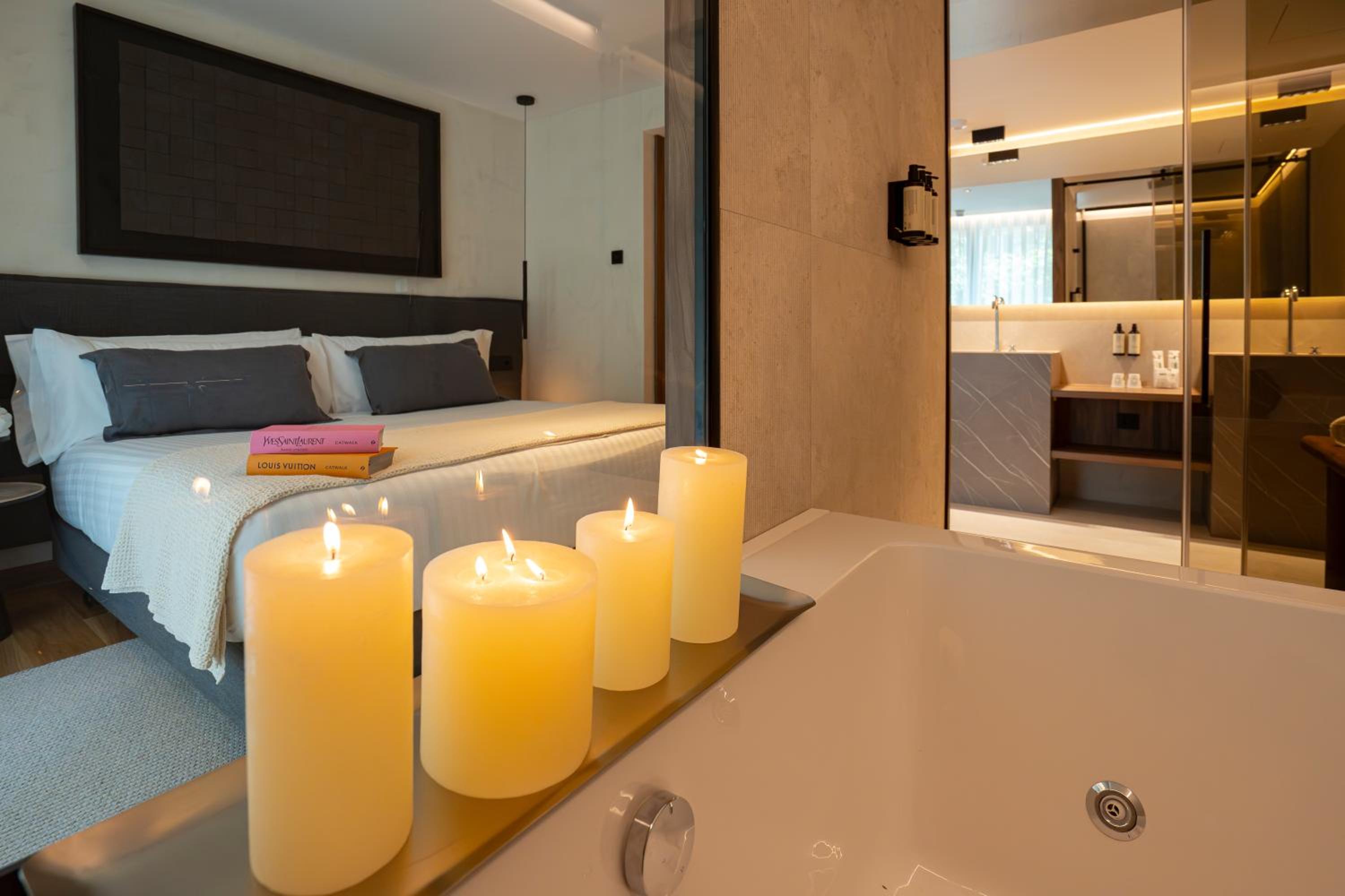 Suite with Hot Tub photo 3