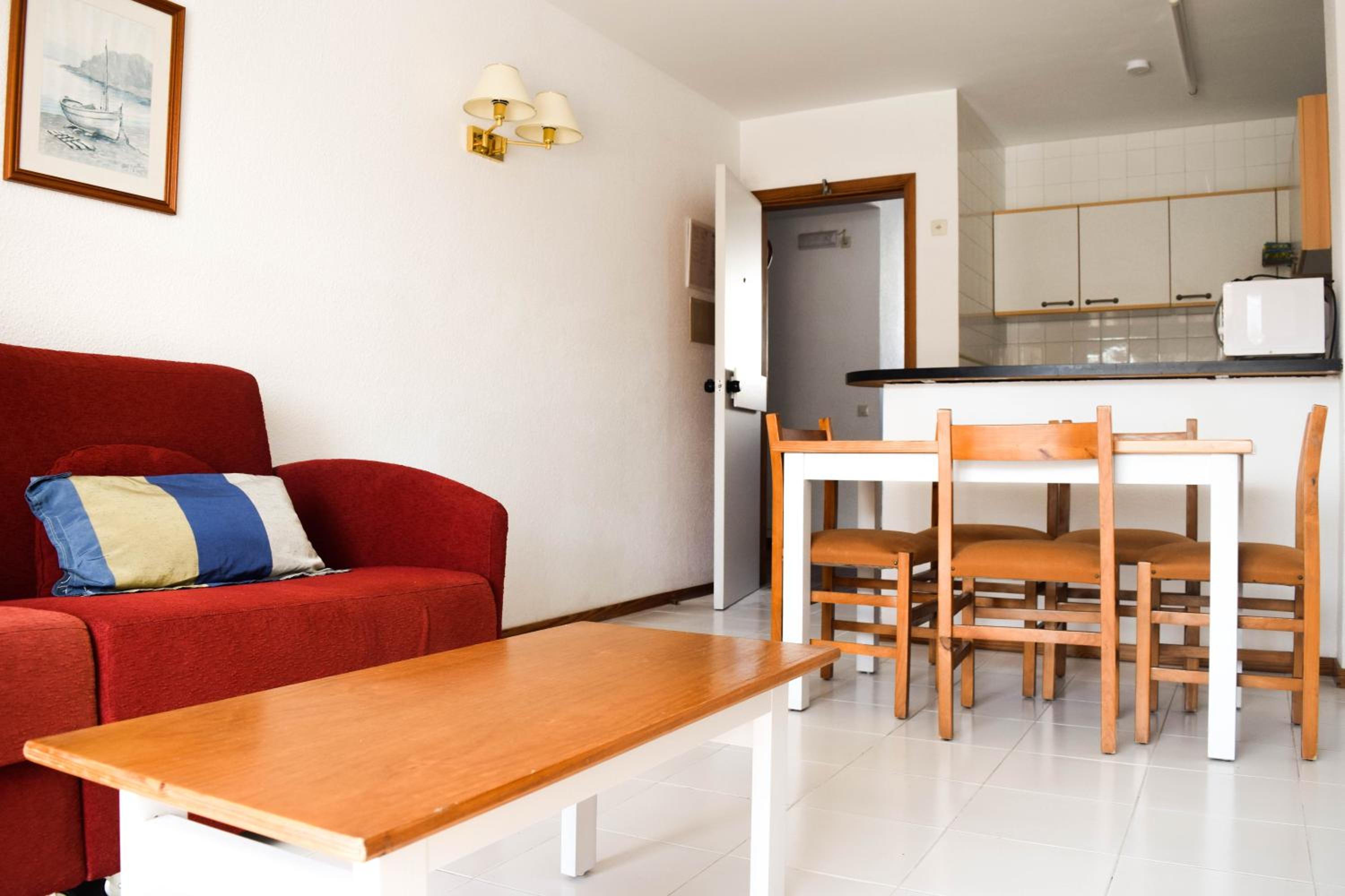 Apartamento de dos habitaciones con balcón (primer piso)