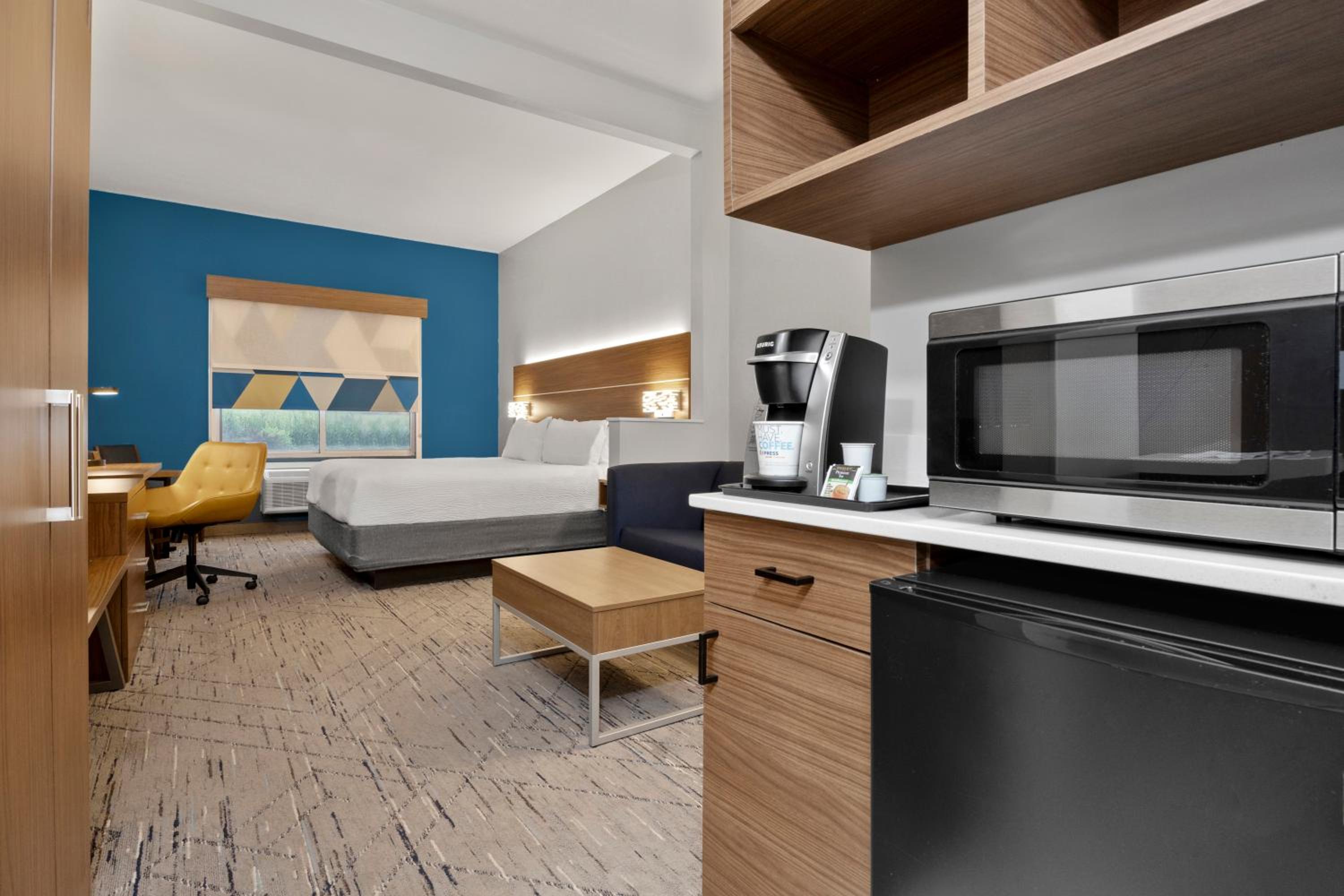 King Suite with Tub and Sofa Bed - Mobility Accessible - Photo 6