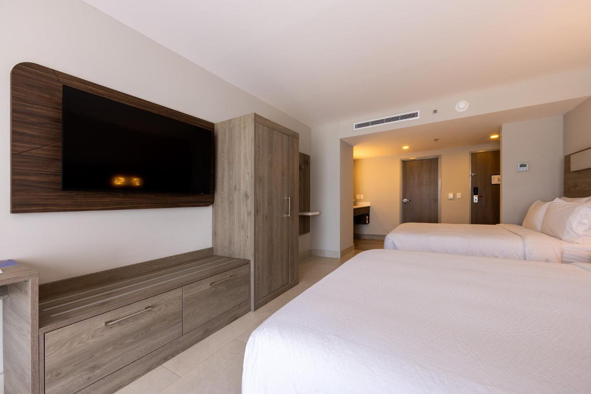 Standard Queen Room with Two Queen Beds and Lagoon View - Photo 2