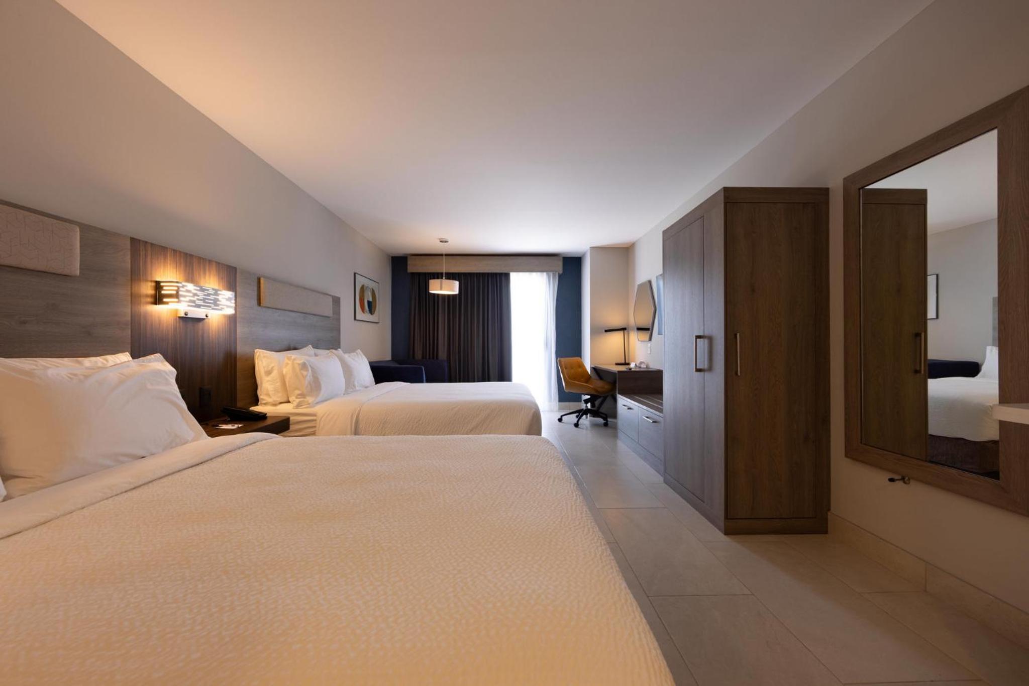 Standard Queen Room with Two Queen Beds and Balcony - Ocean View - Photo 4