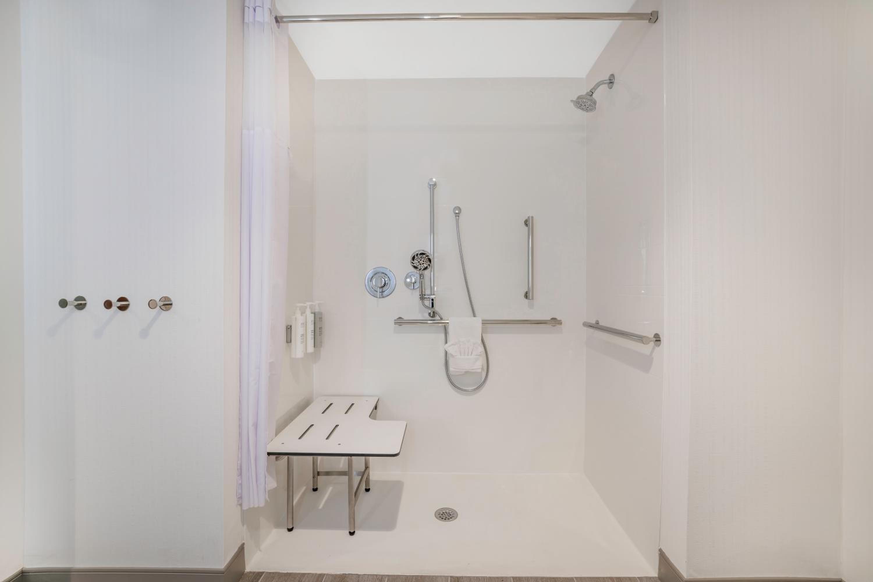 King Room with Tub - Mobility Access - Photo 5