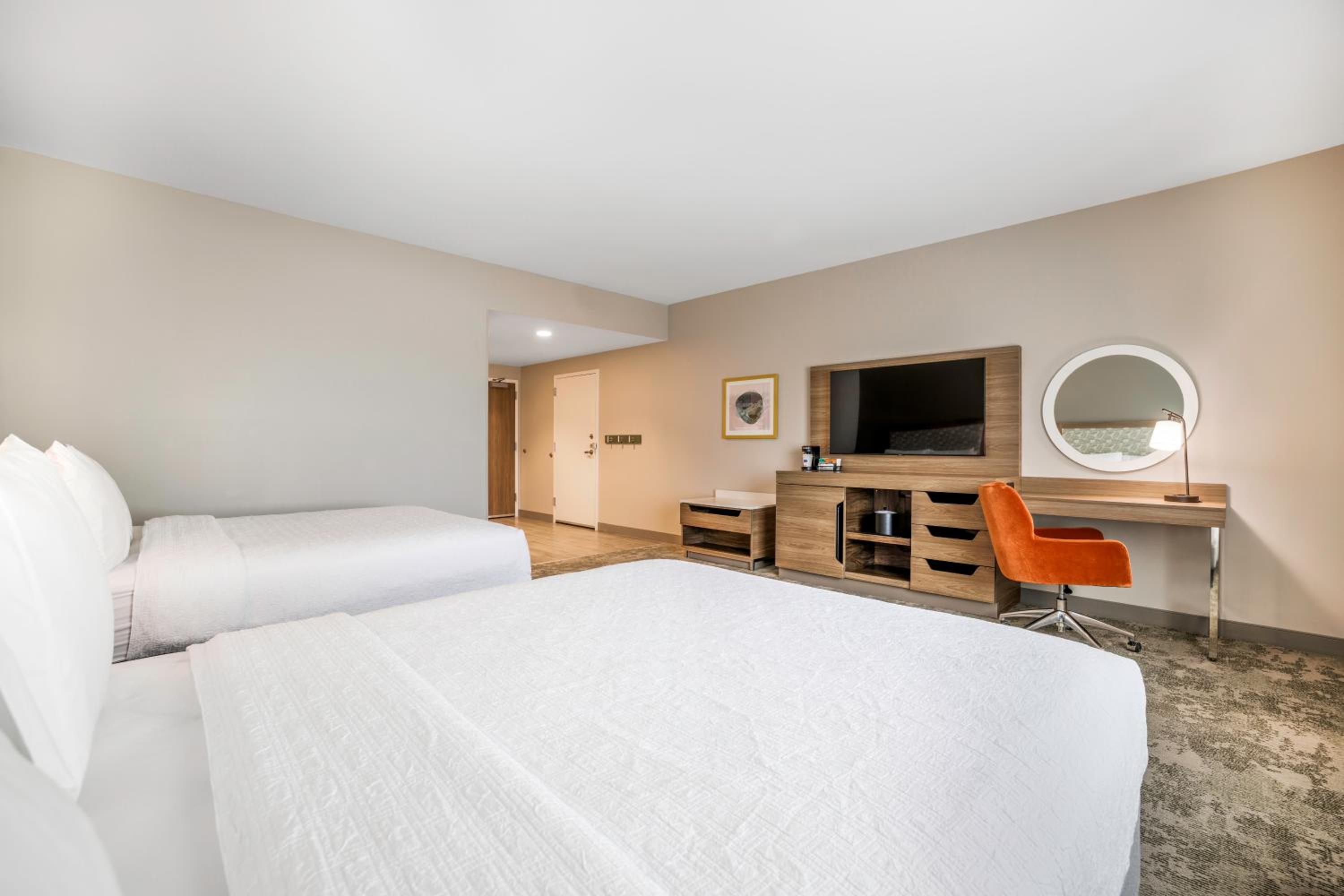Queen Room with Two Queen Beds - Photo 8