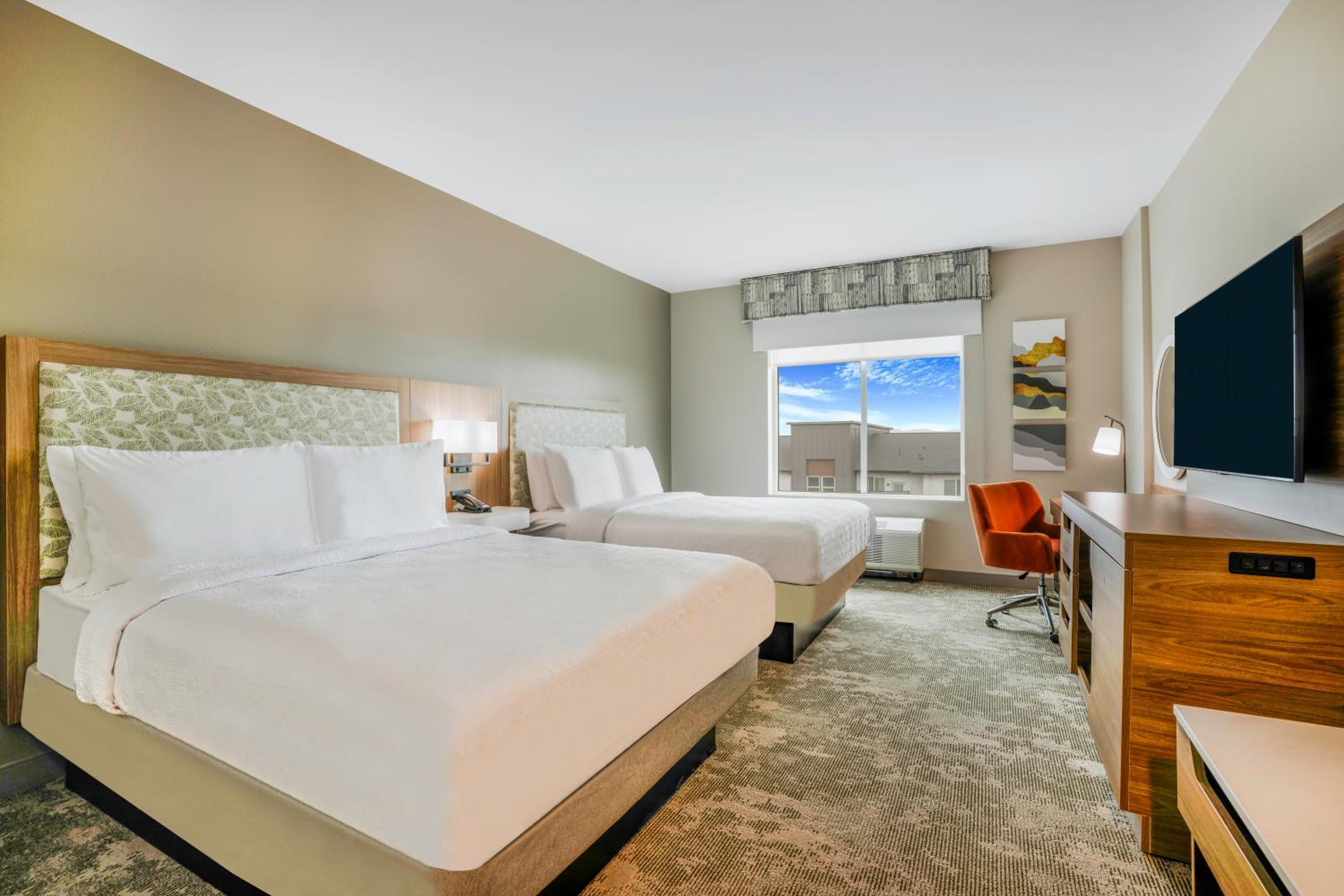 Queen Room with Two Queen Beds - Photo 11