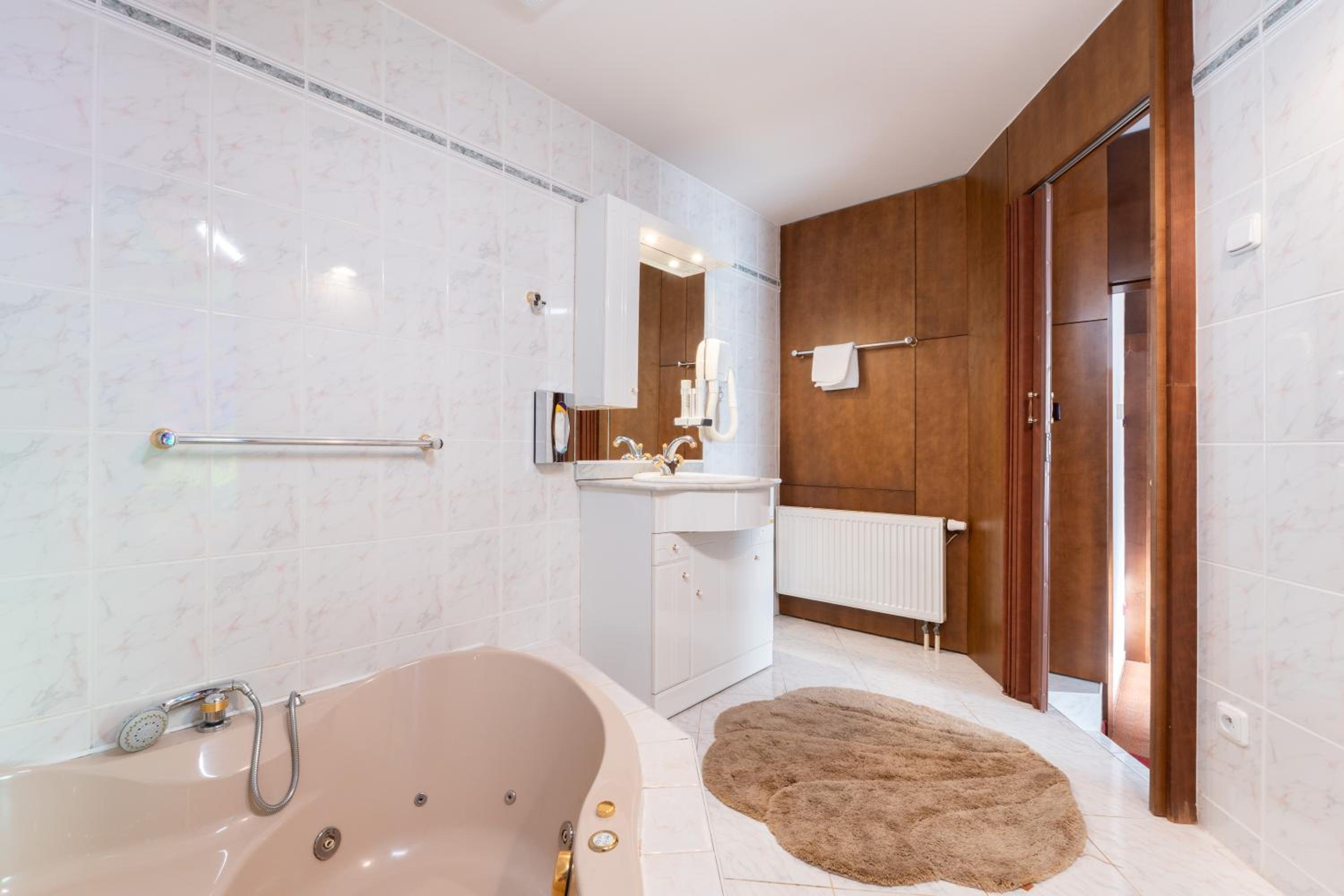 One-Bedroom Apartment - Photo 3