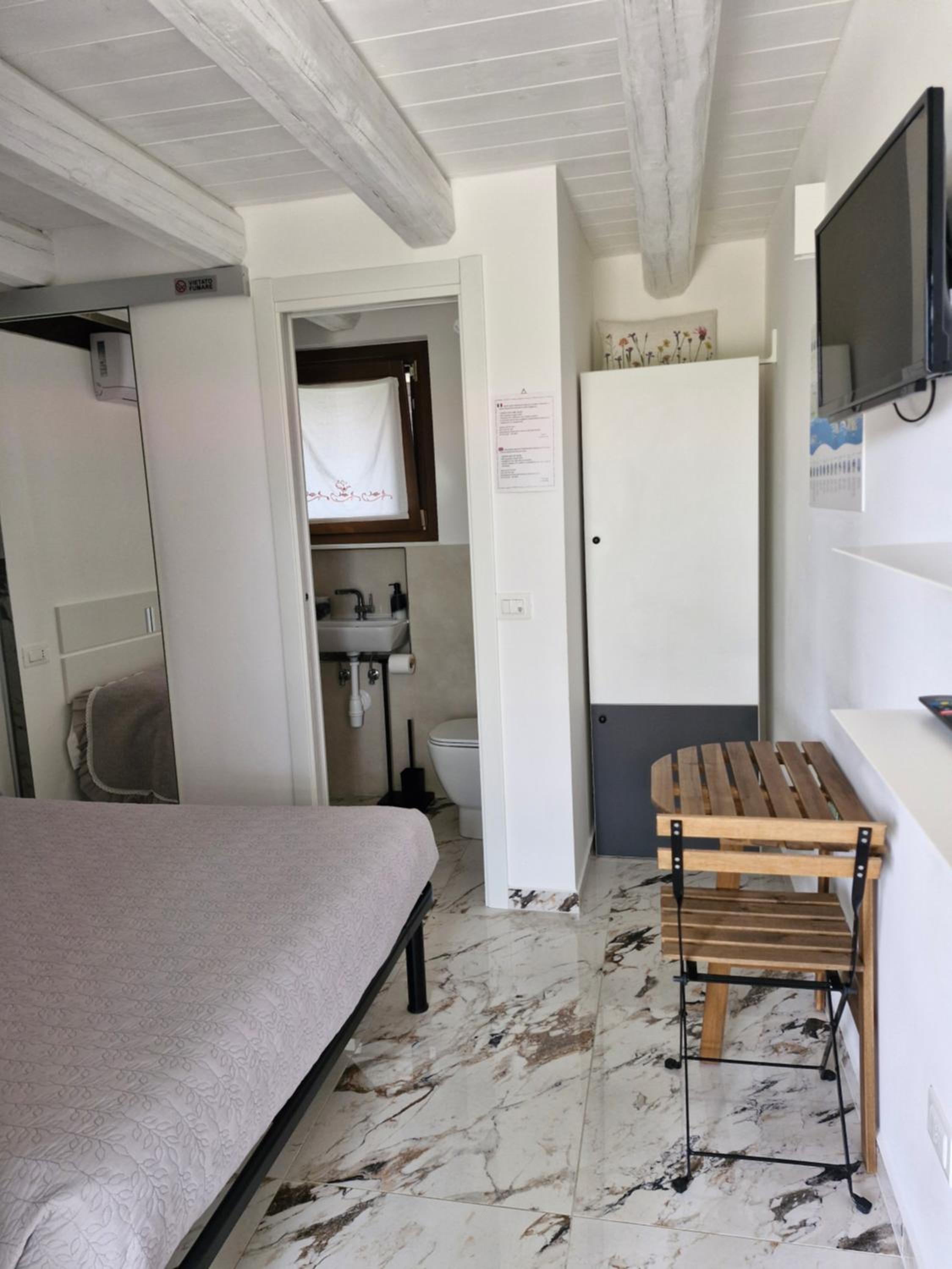 Small Double Room - Photo 1
