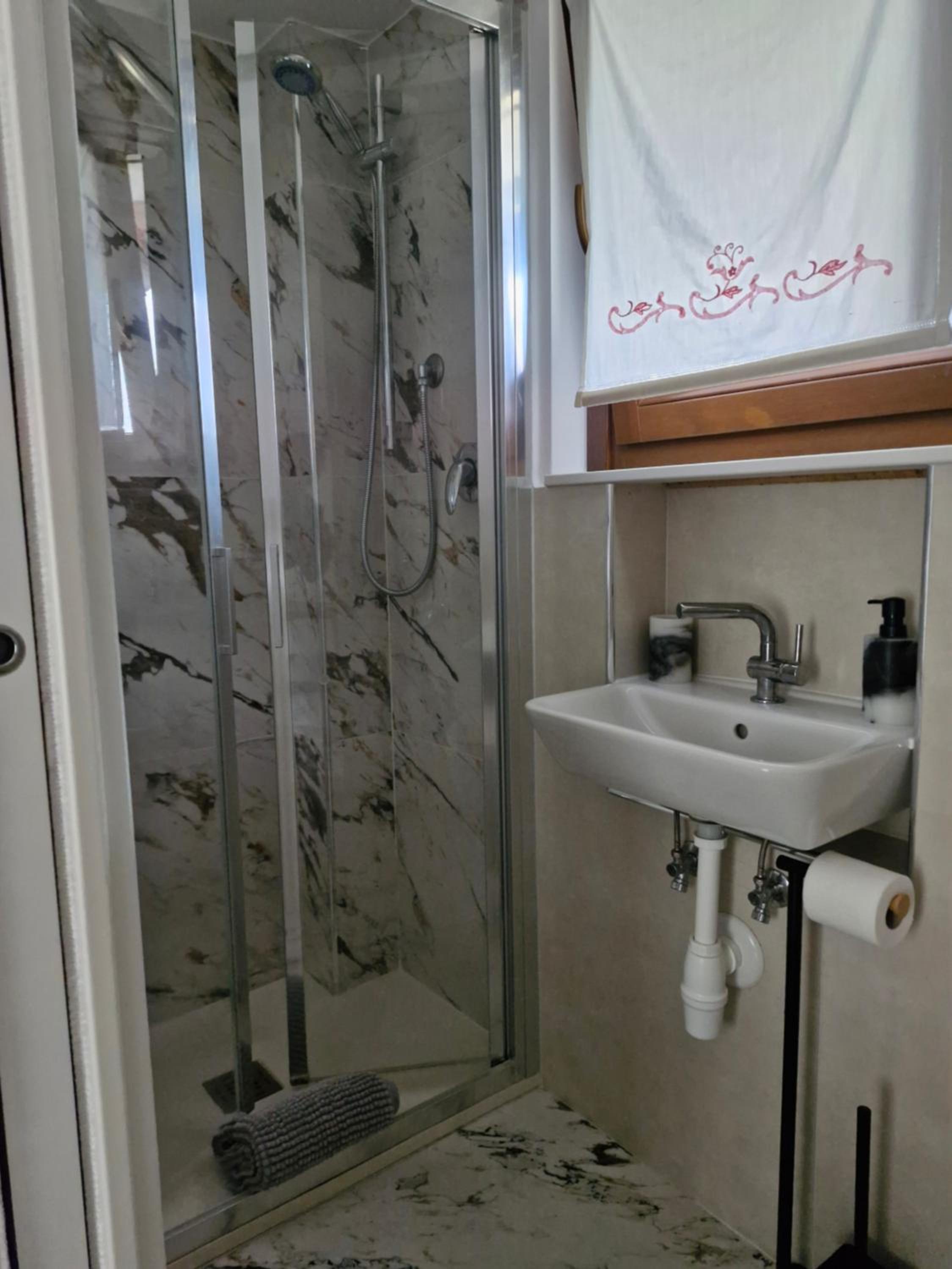 Small Double Room - Photo 5