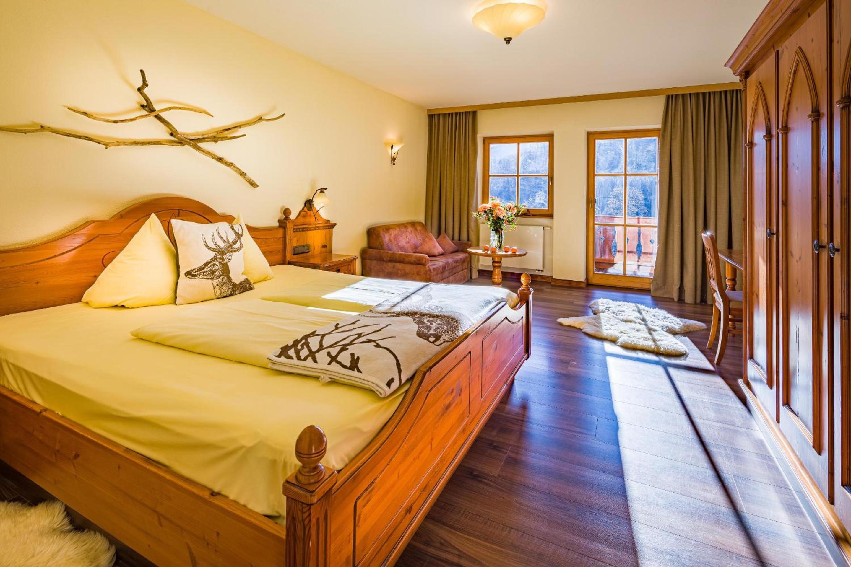 Superior King Room with Sofa Bed, Balcony and Mountain View