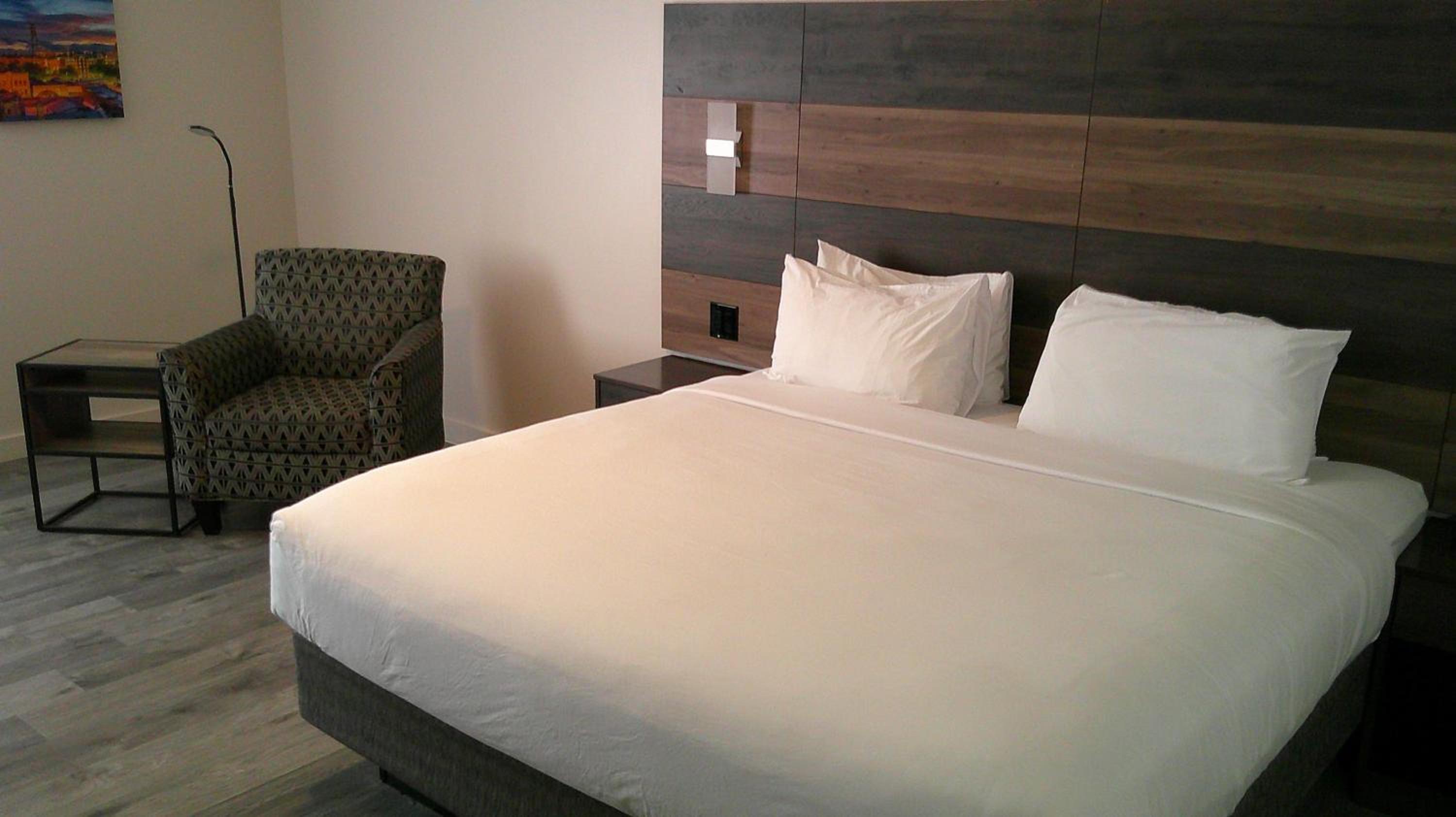 Larger King Room with Living Area - Non-Smoking - Photo 6