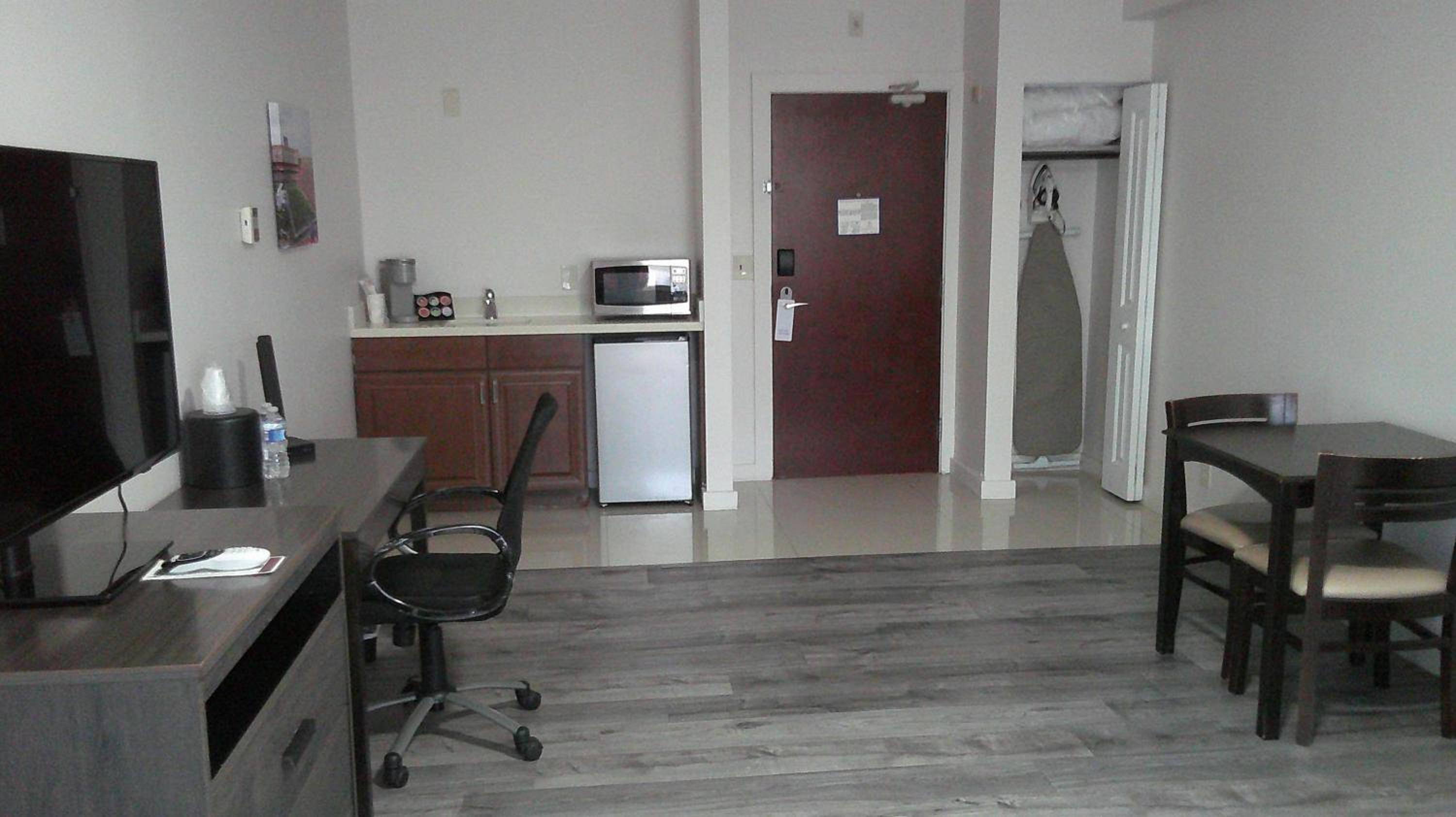 One-Bedroom King Suite with Living Room - Non-Smoking - Photo 2