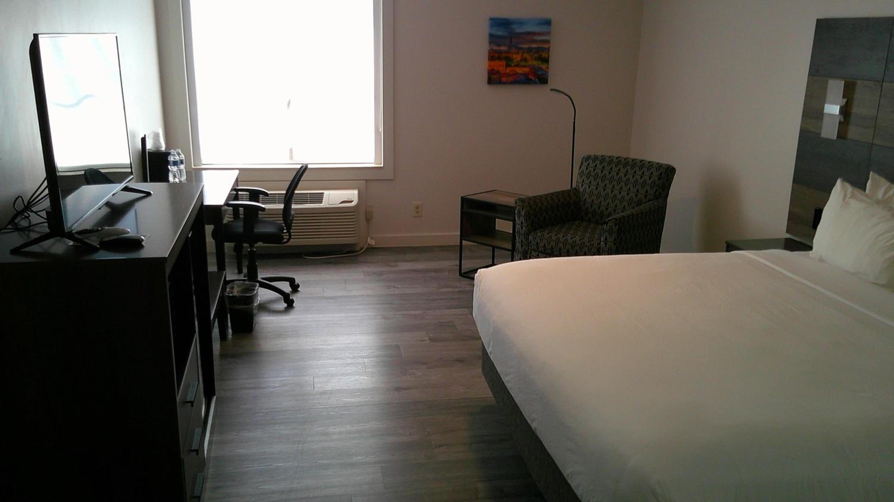 Larger King Room with Living Area - Non-Smoking - Photo 2