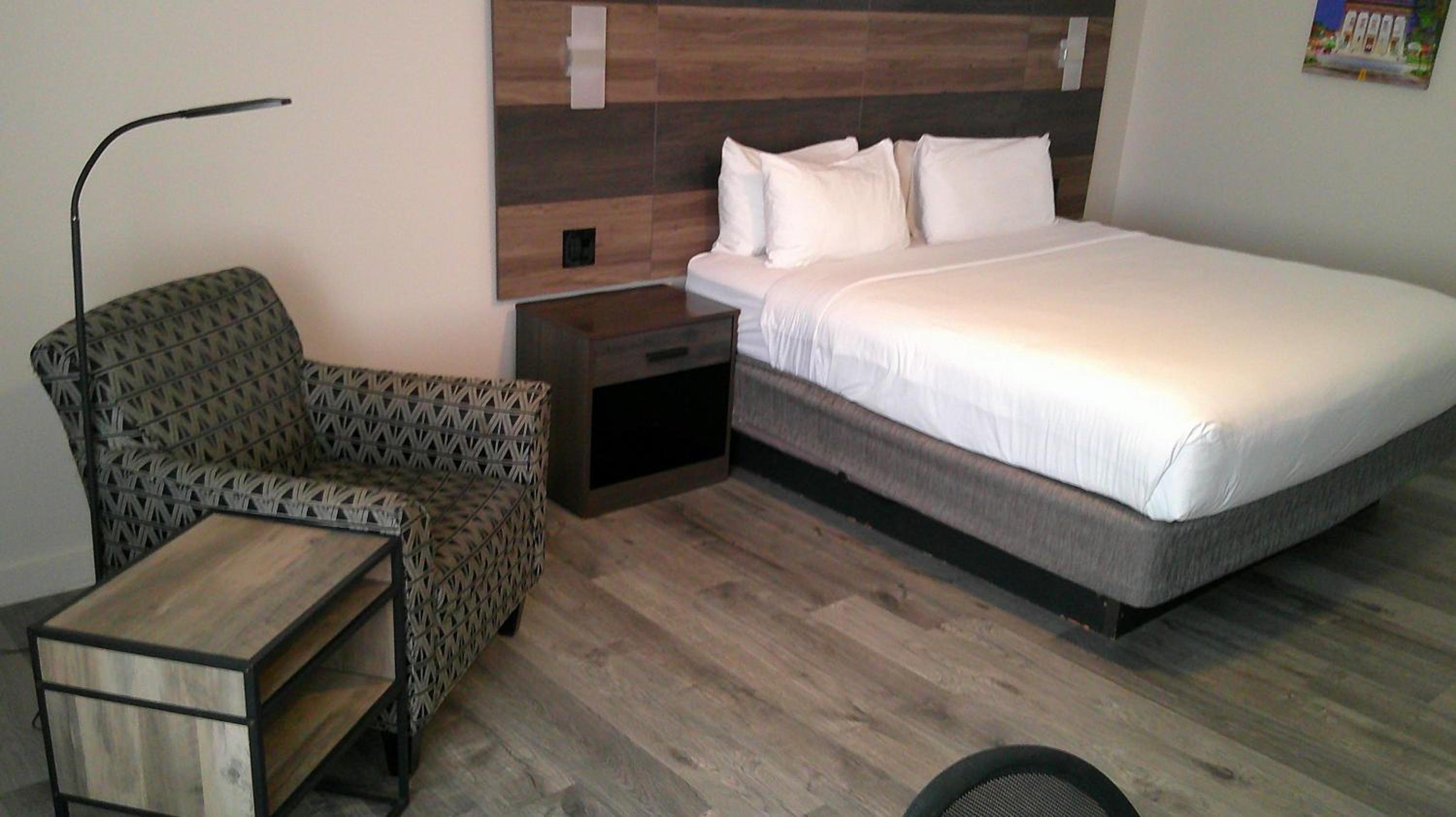 Larger King Room with Living Area - Non-Smoking - Photo 3