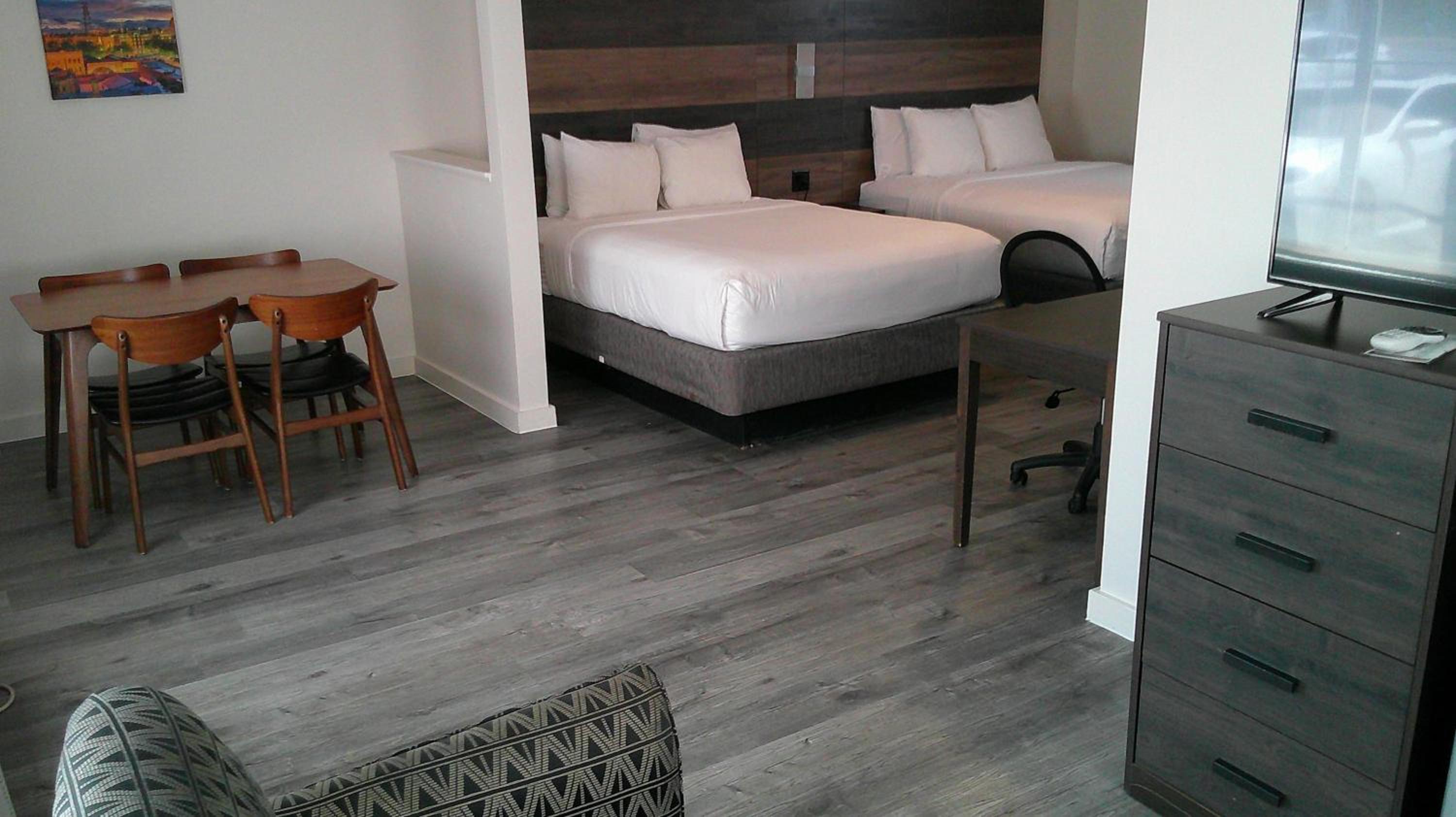 One-Bedroom Corner Suite with Two Queen Beds and Living Room - Non-Smoking - Photo 2
