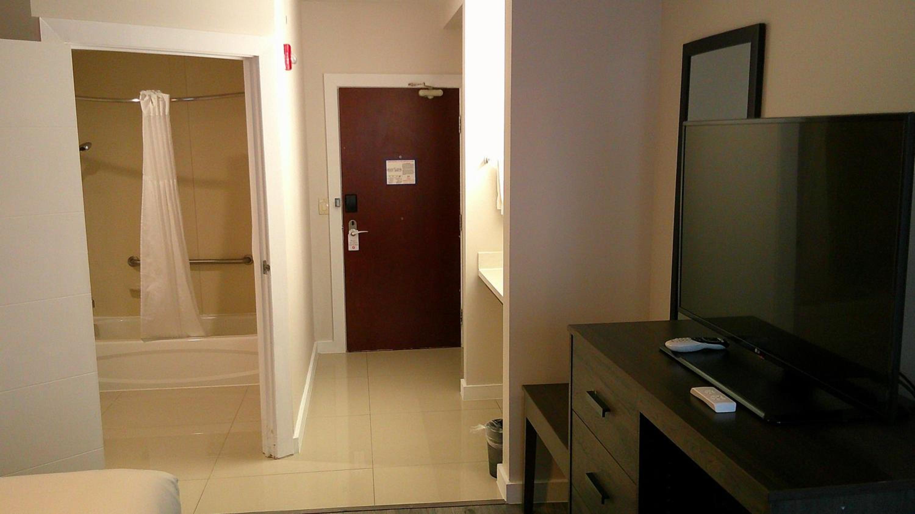 King Room with Bath Tub - Disability Access/Non-Smoking  - Photo 2