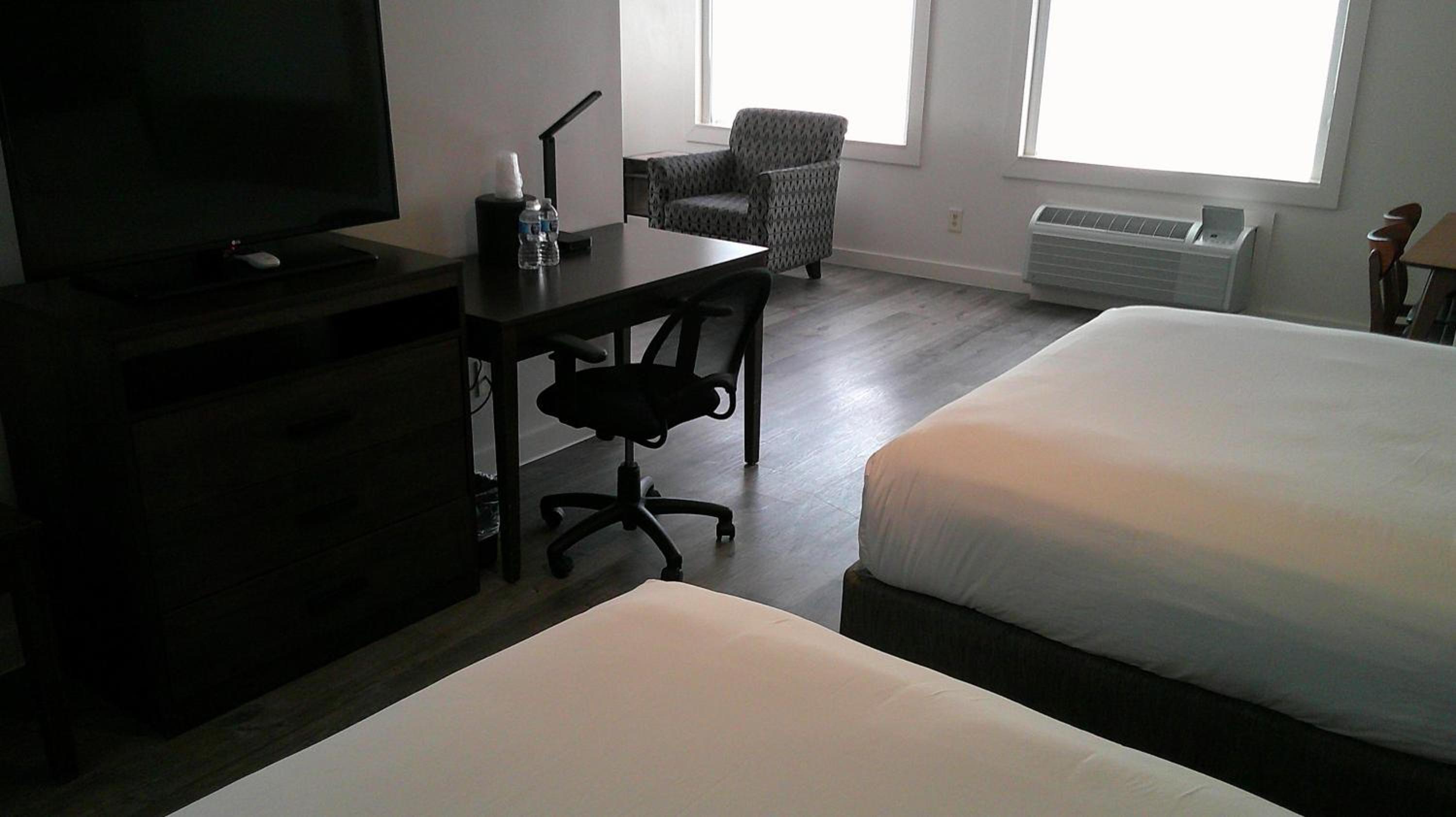 One-Bedroom Corner Suite with Two Queen Beds and Living Room - Non-Smoking - Photo 3